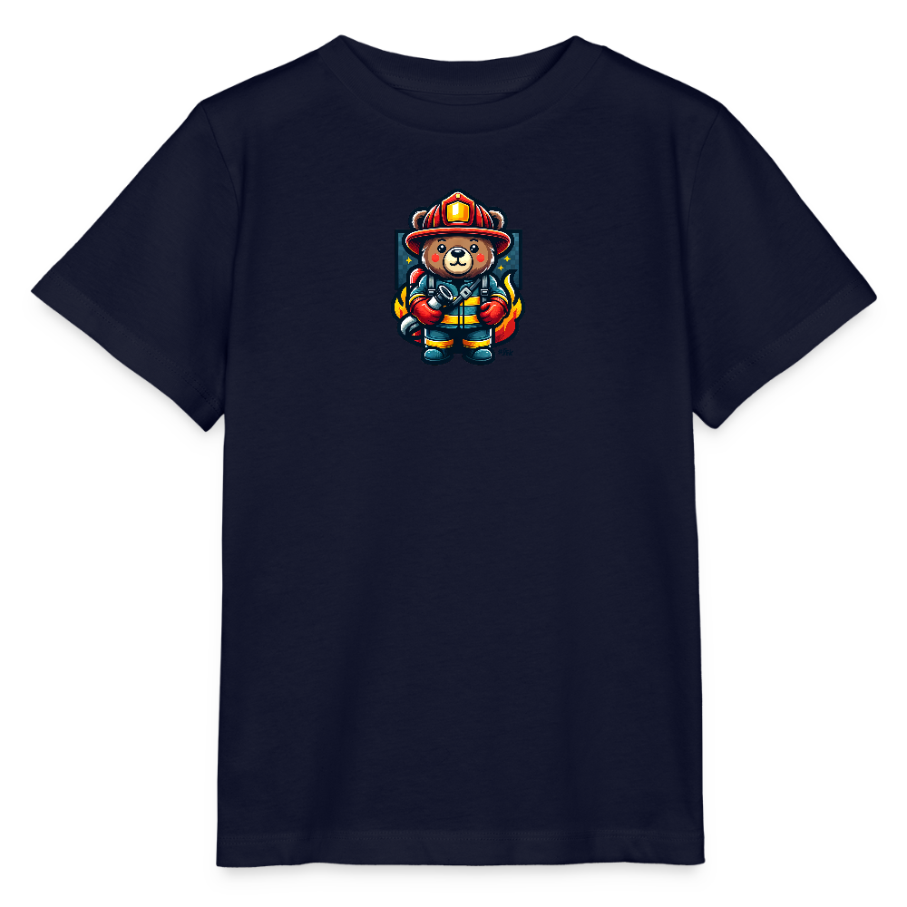 Onlineshop Shirts für Kinder - Das Bild zeigt ein dunkelblaues T-Shirt für Kinder, auf dem ein niedlicher Teddybär als Feuerwehrmann abgebildet ist. Der Teddy trägt einen roten Feuerwehrhelm mit einem gelben Visier und eine passende Uniform mit gelben Streifen. In seinen Pfoten hält er einen Feuerwehrschlauch. Im Hintergrund des Teddybären sind stilisierte Flammen und Sterne dargestellt, was das Design verspielt und kinderfreundlich macht.