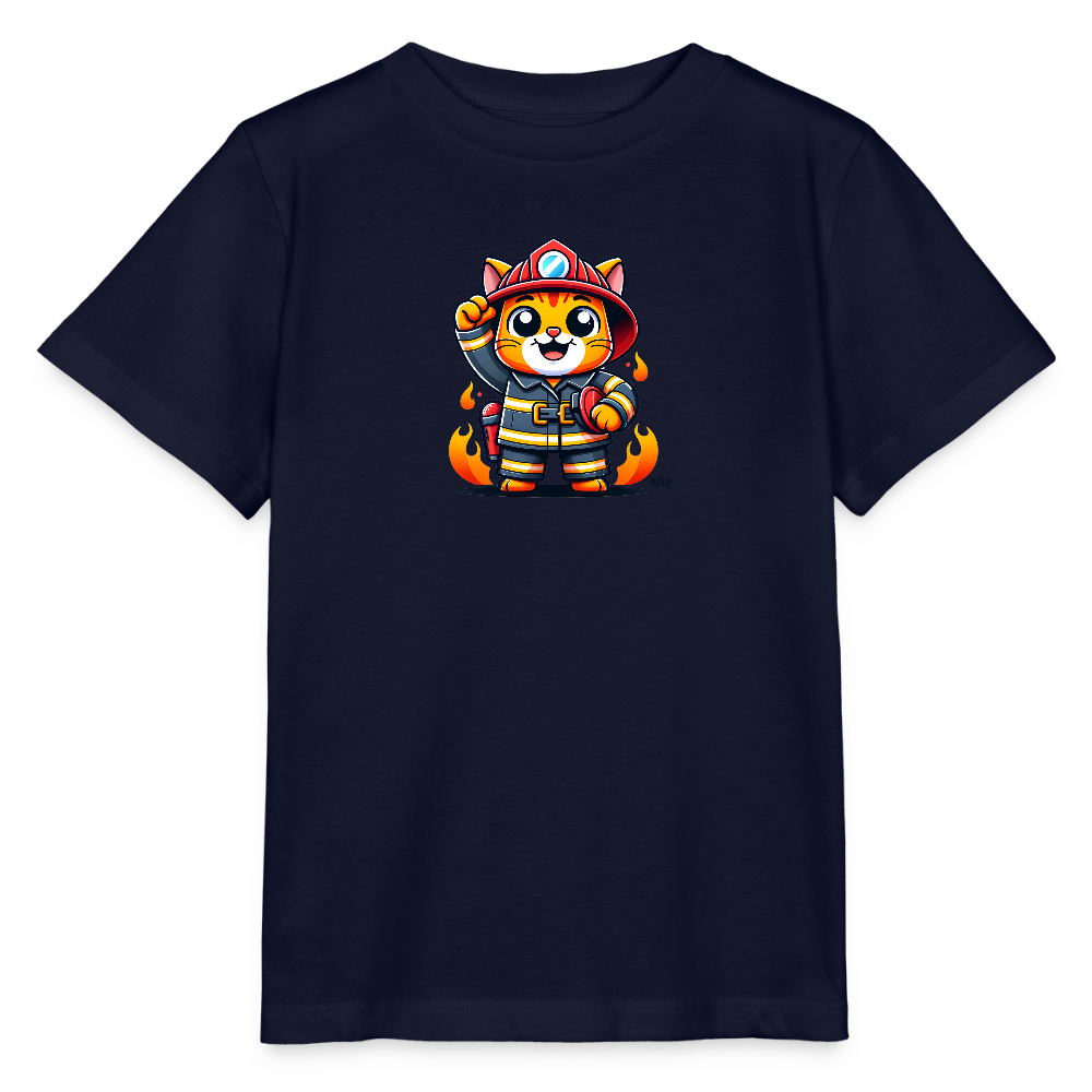 Das Bild zeigt ein Kinder-T-Shirt mit einem bunten, cartoonhaften Design eines Feuerwehrkatze. Die Katze trägt eine Feuerwehruniform und einen Helm, während sie mit einer Hand einen energischen Gruß ausführt. Im Hintergrund sind stilisierte Flammen zu sehen, die das Feuerwehr-Thema unterstreichen. Das Shirt hat einen dunklen Hintergrund, der das lebendige Design hervorhebt.