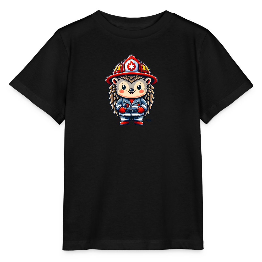 Onlineshop Shirts für Kinder - Das Bild zeigt ein schwarzes Kinder-T-Shirt, auf dem ein süßer, cartoonhaft gezeichneter Igel in Feuerwehrkleidung abgebildet ist. Der Igel trägt einen roten Feuerwehrhelm mit einem weißen Kreuz und hat eine freundliche, lächelnde Miene. Er ist in blauen Gesamtanzug und roten Handschuhen gekleidet, was ihm ein furchtloses und heroisches Aussehen verleiht. Das Design ist hell und ansprechend, perfekt für kleine Feuerwehrfans.