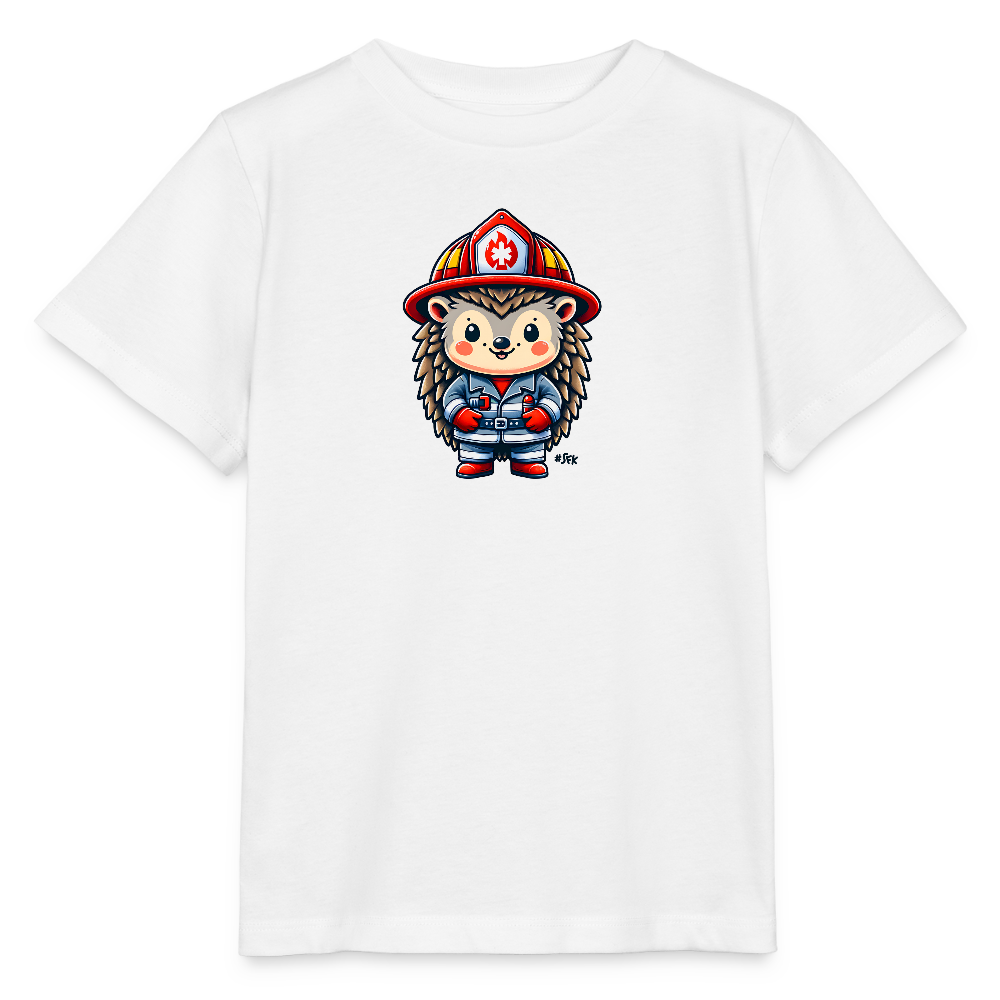 Onlineshop Shirts für Kinder - Das Bild zeigt ein weißes T-Shirt mit einer farbenfrohen Illustration eines niedlichen Igels, der als Feuerwehrmann verkleidet ist. Der Igel trägt einen roten Feuerwehrhelm und eine blaue Uniform, die mit Details verziert ist. Seine großen, runden Augen und ein freundlicher Gesichtsausdruck verleihen der Figur einen lustigen Charakter. Die Darstellung ist verspielt und ansprechend für Kinder, ideal für kleine Feuerwehrfans.