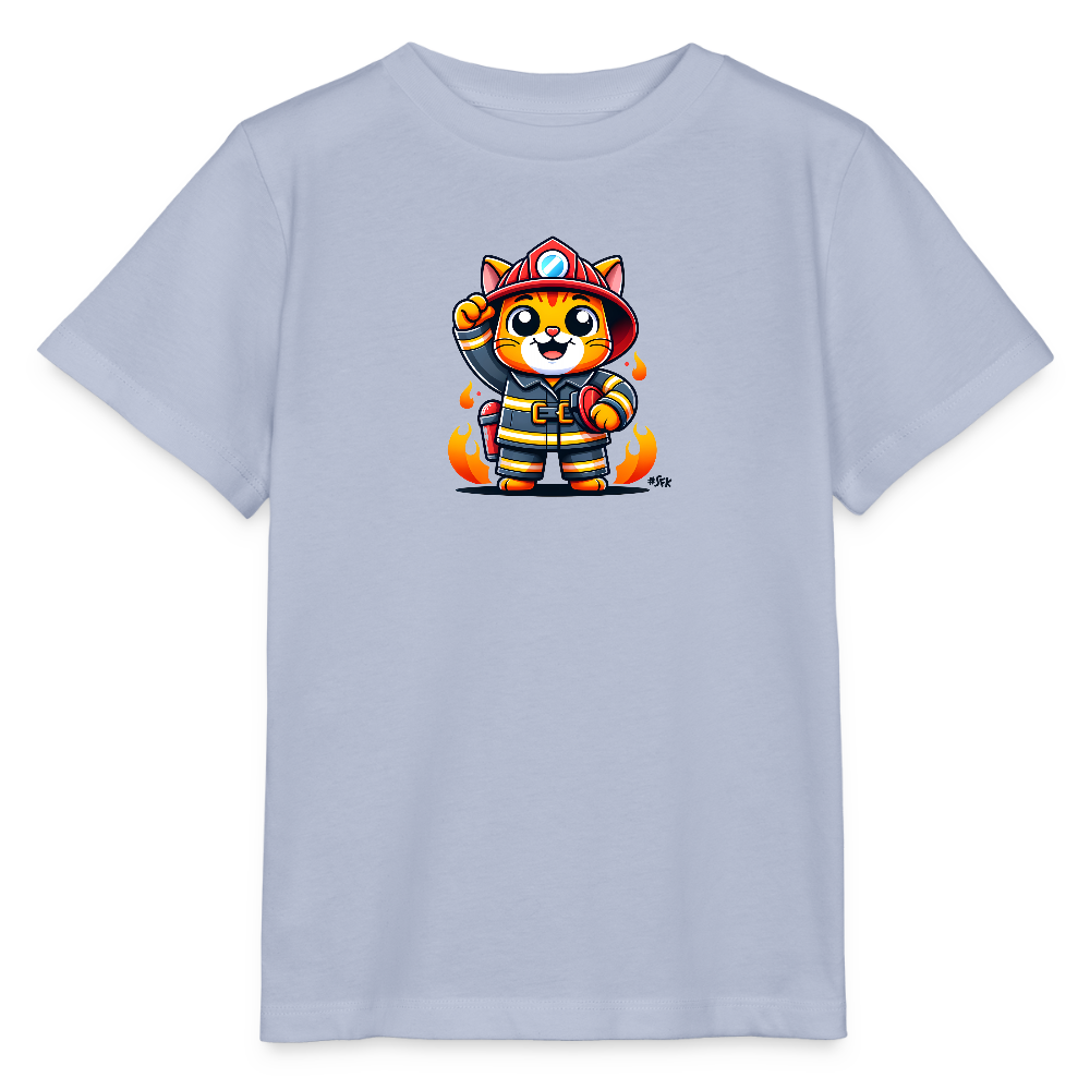 Onlineshop Shirts für Kinder - Das Bild zeigt ein hellblaues T-Shirt mit einem farbenfrohen, cartoonhaften Motiv. In der Mitte befindet sich eine niedliche Katze, die in einer Feuerwehruniform gekleidet ist. Sie trägt einen roten Helm und hat eine aufrechte Haltung, während sie mit einer Pfote ein Zeichen des Siegels macht. Um die Katze herum sind stilisierte Flammen abgebildet, die das Feuerwehrthema unterstreichen.