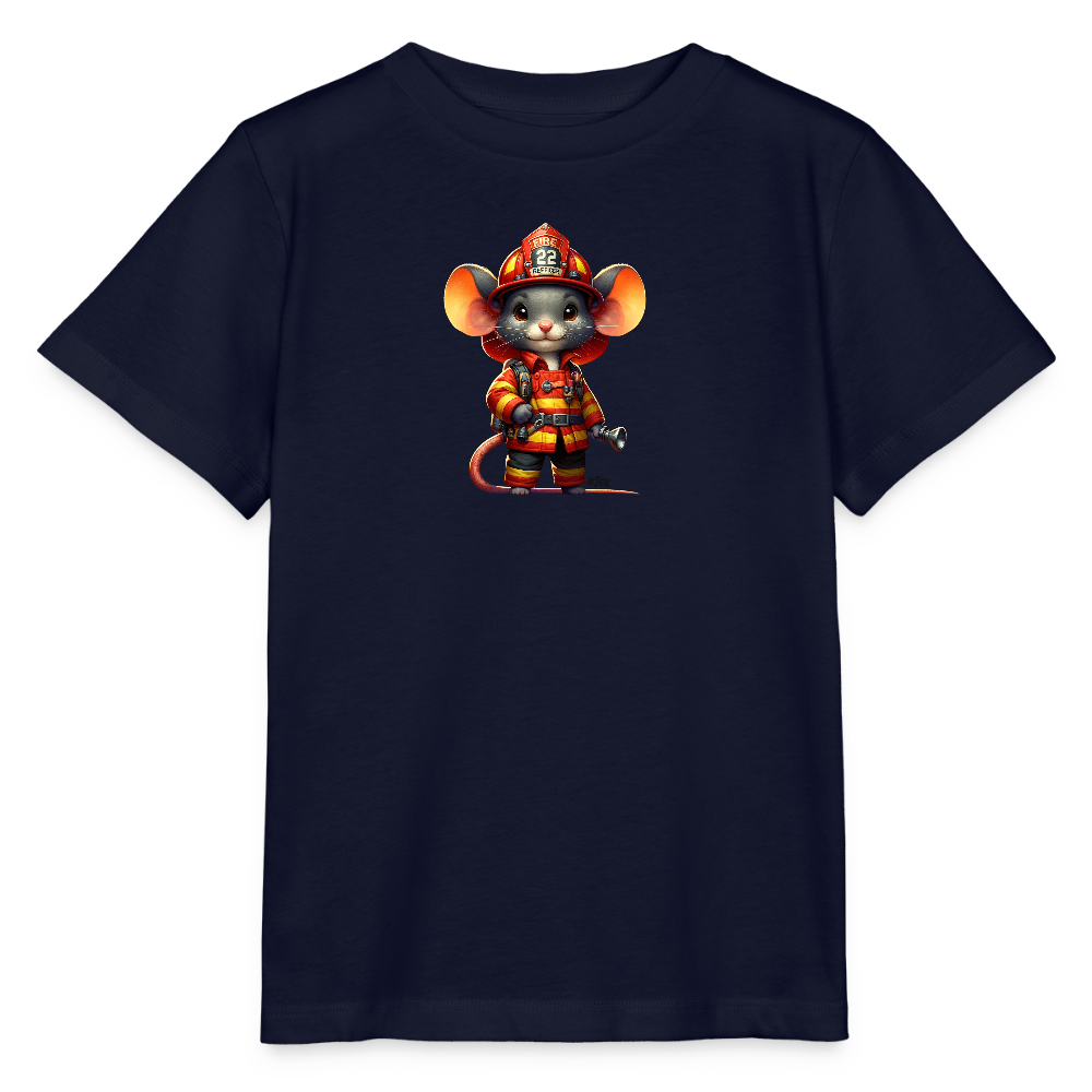 Onlineshop Shirts für Kinder - Das Bild zeigt ein Kinder-T-Shirt mit einem niedlichen, cartoonhaften Feuerwehrmäuschen als Motiv. Die Maus trägt eine Feuerwehruniform in leuchtenden Farben, inklusive eines Helms mit der Aufschrift '22'. In einer Hand hält die Maus ein Feuerwehrwerkzeug, während sie aufmerksam in die Kamera schaut. Der Hintergrund des T-Shirts ist dunkelblau, was das farbenfrohe Design der Maus hervorhebt.