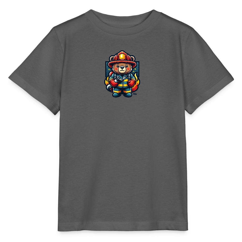 Onlineshop Shirts für Kinder - Das Bild zeigt ein graues T-Shirt für Kinder, auf dem sich ein niedlicher Bär in Feuerwehrausrüstung befindet. Der Bär trägt einen roten Feuerwehrhelm mit einem goldenen Abzeichen und eine Uniform mit gelben Akzenten. Er hält einen Feuerwehrschlauch in seinen Pfoten. Im Hintergrund sind kleine Sterne und Flammen zu sehen, was das Motiv zusätzlich hervorhebt.