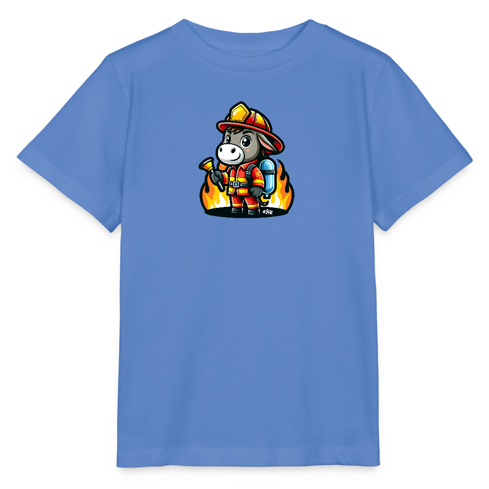 Onlineshop Shirts für Kinder - Das Bild zeigt ein hellblaues T-Shirt für Kinder, auf dem ein Comic-Esel als Feuerwehrmann abgebildet ist. Der Esel trägt eine rote Feuerwehruniform, einen gelben Helm mit Visier und hält einen Feuerwehrschlauch in der Hand. Hinter dem Esel lodern stilisierte Flammen, die dem Design eine dynamische Note verleihen. Das T-Shirt ist auf einem schwarzen Hintergrund präsentiert, was die Farbe und das Motiv hervorhebt.