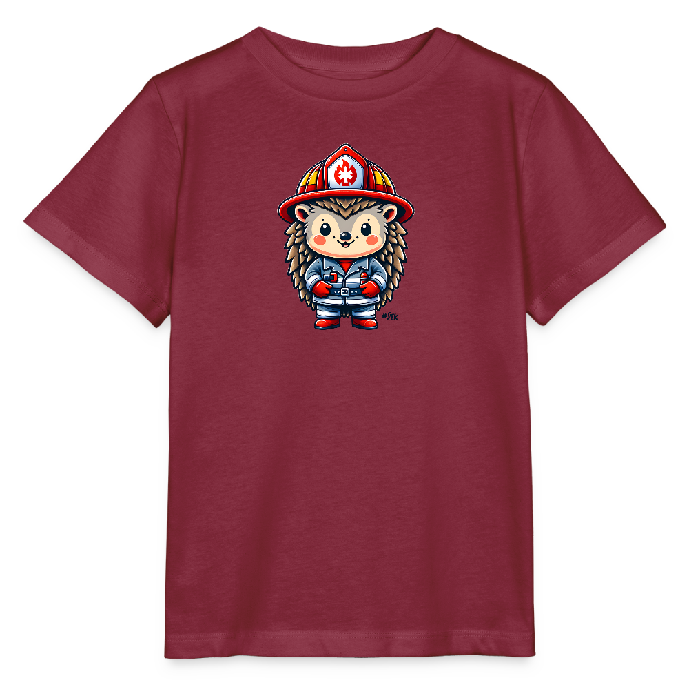 Onlineshop Shirts für Kinder - Das Bild zeigt ein rotbraunes Kinder-T-Shirt, das ein charmantes Motiv eines Igelkindes in einem Feuerwehr-Outfit enthält. Der Igel hat ein freundliches Gesicht mit runden Wangen und trägt einen Feuerwehrhelm mit einem roten Kreuz. Sein Outfit ist in Blau und Rot gehalten, was die verspielte Darstellung unterstreicht. Dieses Design kombiniert Spaß und Abenteuer und ist ideal für kleine Feuerwehr-Fans.