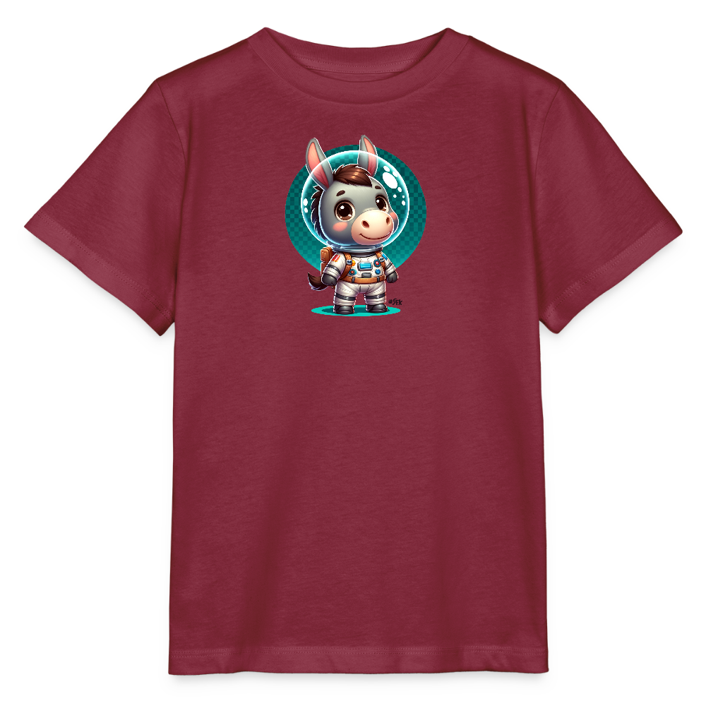 Onlineshop Shirts für Kinder - Das Bild zeigt ein rotes T-Shirt mit einem niedlichen Grafikdruck eines kartoonhaften Pferdes, das als Astronaut verkleidet ist. Das Pferd trägt einen Raumanzug und einen Helm mit zwei spitzen Ohren. Es steht vor einem leuchtend grünen, kreisförmigen Hintergrund, der dem Design einen zusätzlichen Pop-Effekt verleiht. Der Gesamteindruck ist freundlich und einladend, ideal für Kinder.