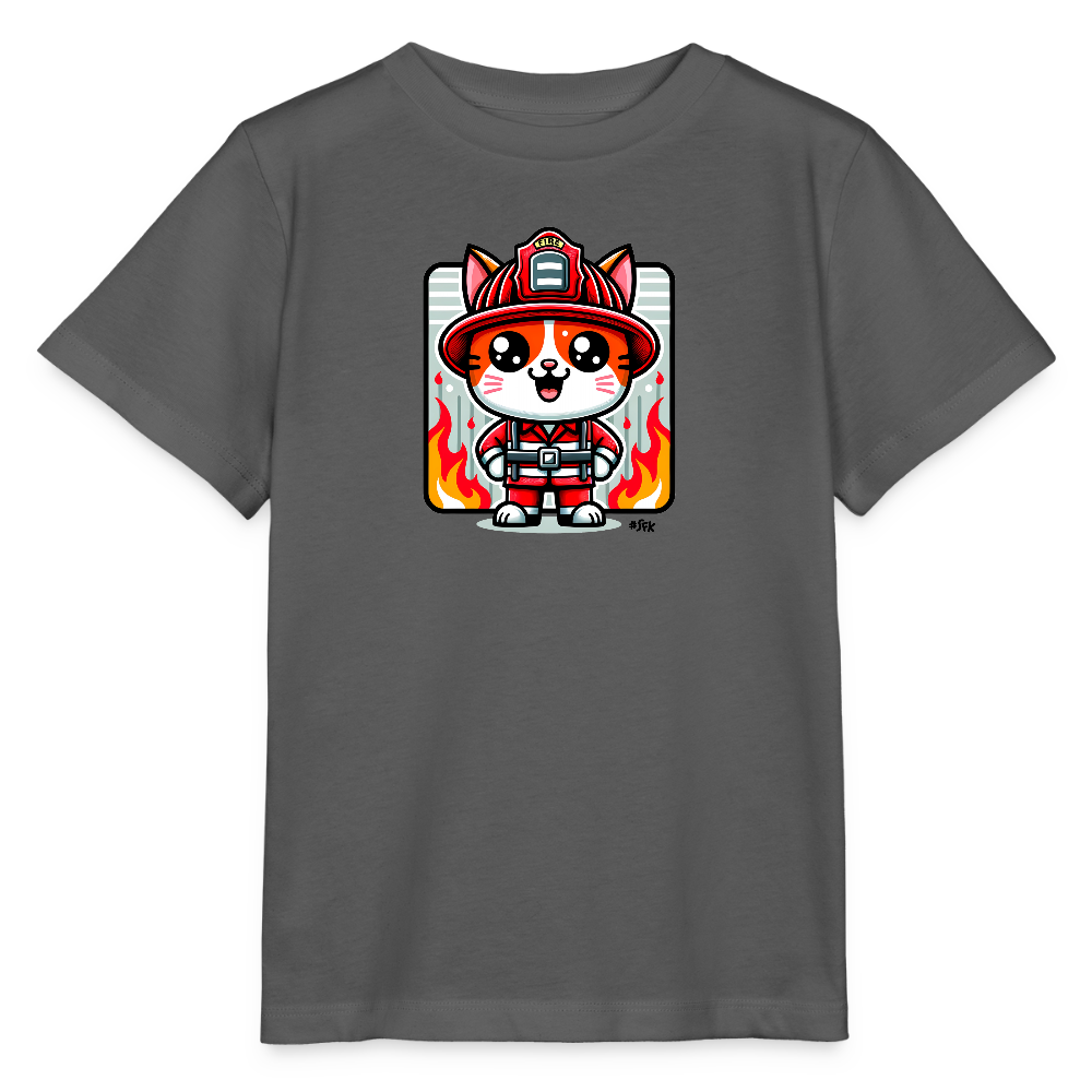 Onlineshop Shirts für Kinder - Das Bild zeigt ein graues T-Shirt mit einem niedlichen, cartoonhaften Feuerwehrkatzenmotiv auf der Vorderseite. Die Katze trägt einen roten Feuerwehrhelm und eine Feuerwehruniform, begleitet von einem fröhlichen Gesichtsausdruck. Im Hintergrund sind stilisierte Flammen in warmen Farbtönen zu sehen, die dem Design eine dynamische Note verleihen. Diese verspielte und ansprechende Grafik ist perfekt für Kinder, die sich für Feuerwehr und Tiere begeistern.