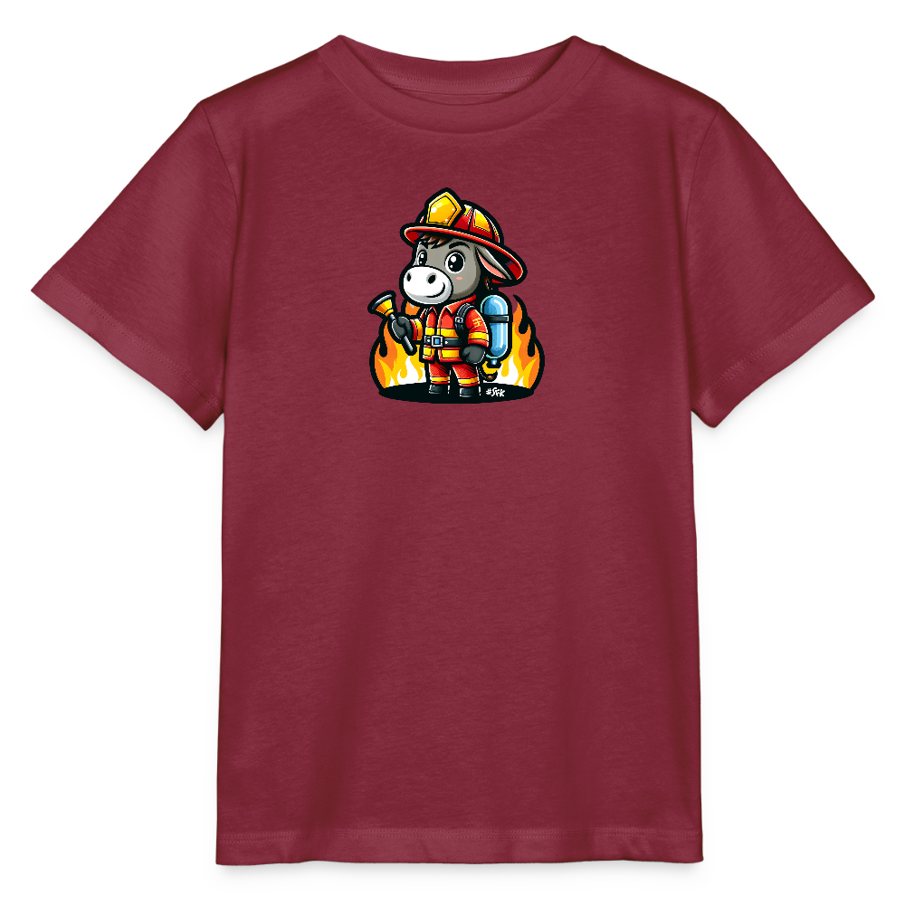 Onlineshop Shirts für Kinder - Das Bild zeigt ein bordeauxrotes T-Shirt mit einem Comic-Design in der Mitte. Das Design zeigt einen Esel in einer Feuerwehrausrüstung, einschließlich Helm und Uniform, der einen Schlauch hält und vor einem Hintergrund aus Flammen steht. Das T-Shirt ist in einem schlichten Stil gehalten und der Fokus liegt klar auf dem bunten und kinderfreundlichen Aufdruck. Das Shirt ist auf einem schwarzen Hintergrund abgebildet.