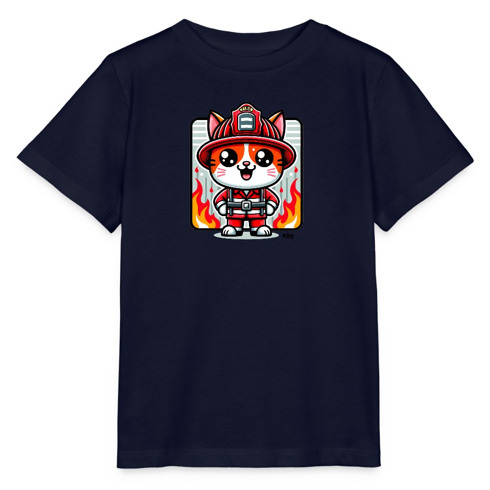 Onlineshop Shirts für Kinder - Das Bild zeigt ein dunkelblaues T-Shirt, auf dem eine cartoonhafte Feuerwehrkatze abgebildet ist. Die Katze trägt einen roten Feuerwehrhelm und eine passende Uniform, die zur Darstellung ihrer Rolle als Feuerwehrmann beiträgt. Im Hintergrund sind stylisierte Flammen zu sehen, die das Bild dynamisch ergänzen. Der freundliche Gesichtsausdruck der Katze sowie die bunten Farben machen das Design besonders ansprechend für Kinder.