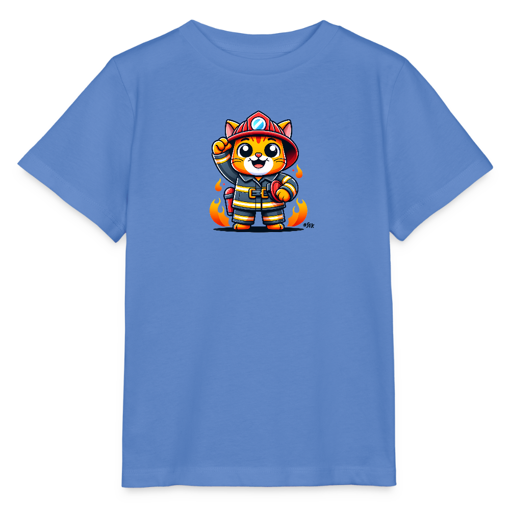 Onlineshop Shirts für Kinder - Das Bild zeigt ein hellblaues Kinder-T-Shirt mit einem bunten, cartoonartigen Motiv auf der Vorderseite. Die Darstellung zeigt eine niedliche Katze, die als Feuerwehrmann verkleidet ist, mit einem roten Helm und Feuerwehroutfit. Um die Katze herum sind stilisierte Flammen zu sehen, die dem Bild lebendige Farbe verleihen. Die Katze hebt eine Pfote als Zeichen des Mutes und der Entschlossenheit.