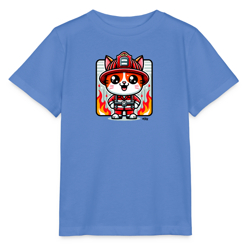 Onlineshop Shirts für Kinder - Das Bild zeigt ein hellblaues T-Shirt mit einem niedlichen, cartoonhaften Feuerwehrkätzchen als Motiv. Die Katze trägt einen Feuerwehrhelm und einen roten Feuerwehranzug, während sie fröhlich lächelt. Im Hintergrund sind stilisierte Flammen in Rot und Orange zu sehen, die dem Design einen lebendigen und actionreichen Charakter verleihen. Diese aufwendige Grafik macht das T-Shirt zu einem attraktiven Kleidungsstück für Kinder, die Feuerwehr und Abenteuer lieben.