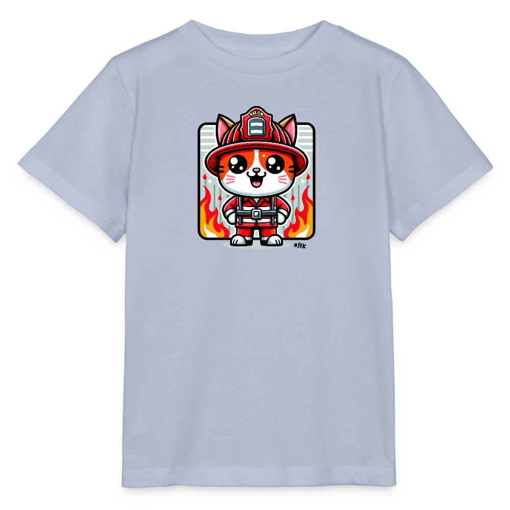 Onlineshop Shirts für Kinder - Das Bild zeigt ein hellblaues T-Shirt mit einem farbenfrohen Druck eines niedlichen, cartoonhaften Feuerwehrkatzenmotivs. Die Katze trägt einen roten Feuerwehrhelm und eine passende Uniform, während sie aufrecht steht und lächelt. Hinter ihr sind flammende Effekte in Rot und Orange zu sehen, die dem Design eine dynamische Note verleihen. Dieses T-Shirt ist ideal für Kinder, die Tiere und Feuerwehrfahrzeuge mögen.
