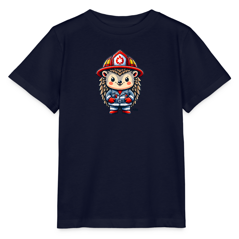 Onlineshop Shirts für Kinder - Das Bild zeigt ein dunkelblaues Kinder-T-Shirt mit einer charmanten Illustration eines Igels im Feuerwehroutfit. Der Igel trägt einen roten Feuerwehrhelm und eine Outfit in Blau, das mit roten Handschuhen ergänzt wird. Sein Gesicht ist freundlich und er hat eine aufrechte Haltung, was dem Design einen fröhlichen und einladenden Charakter verleiht. Diese Darstellung ist besonders ansprechend für kleine Kinder, die sich für Feuerwehrmänner und -frauen interessieren.
