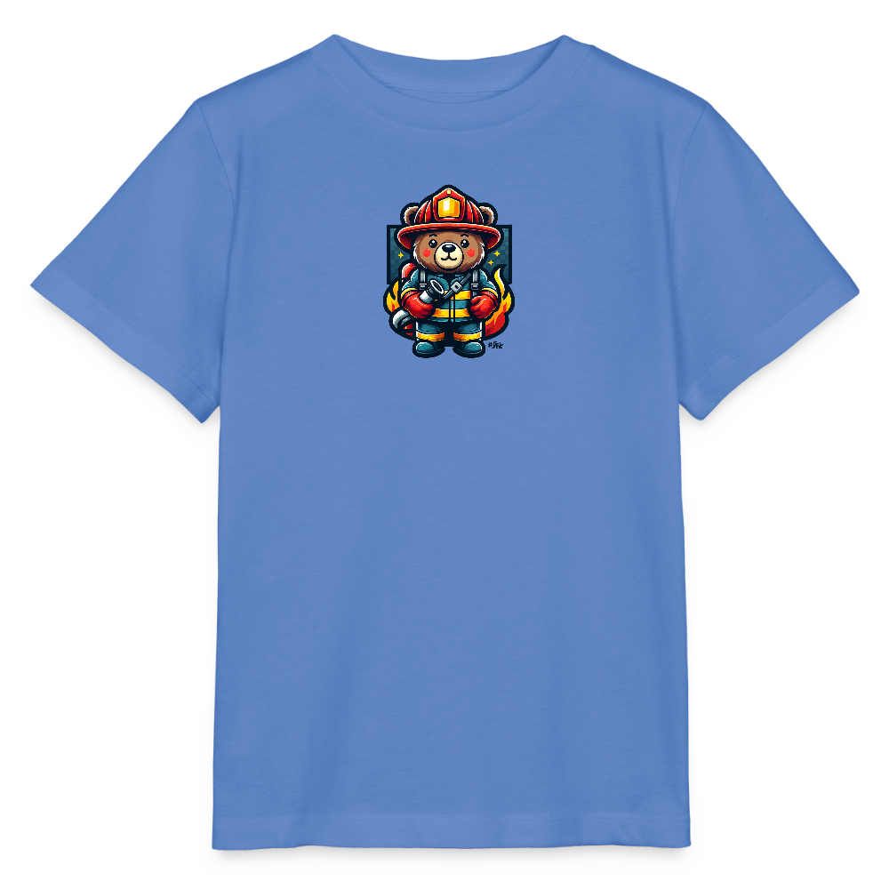Onlineshop Shirts für Kinder - Das Bild zeigt ein hellblaues T-Shirt mit einem aufgedruckten Bären, der als Feuerwehrmann verkleidet ist. Der Bär trägt einen roten Feuerwehrhelm und eine Feuerwehruniform mit gelben Akzenten, hält einen Feuerwehrschlauch und steht vor einem dunklen Hintergrund mit kleinen Sternen. Um den Bären herum sind Flammen zu sehen, die die Szene dynamisch gestalten. Das T-Shirt selbst ist einfach gehalten und bietet eine Leinwand für das farbenfrohe und kinderfreundliche Motiv.