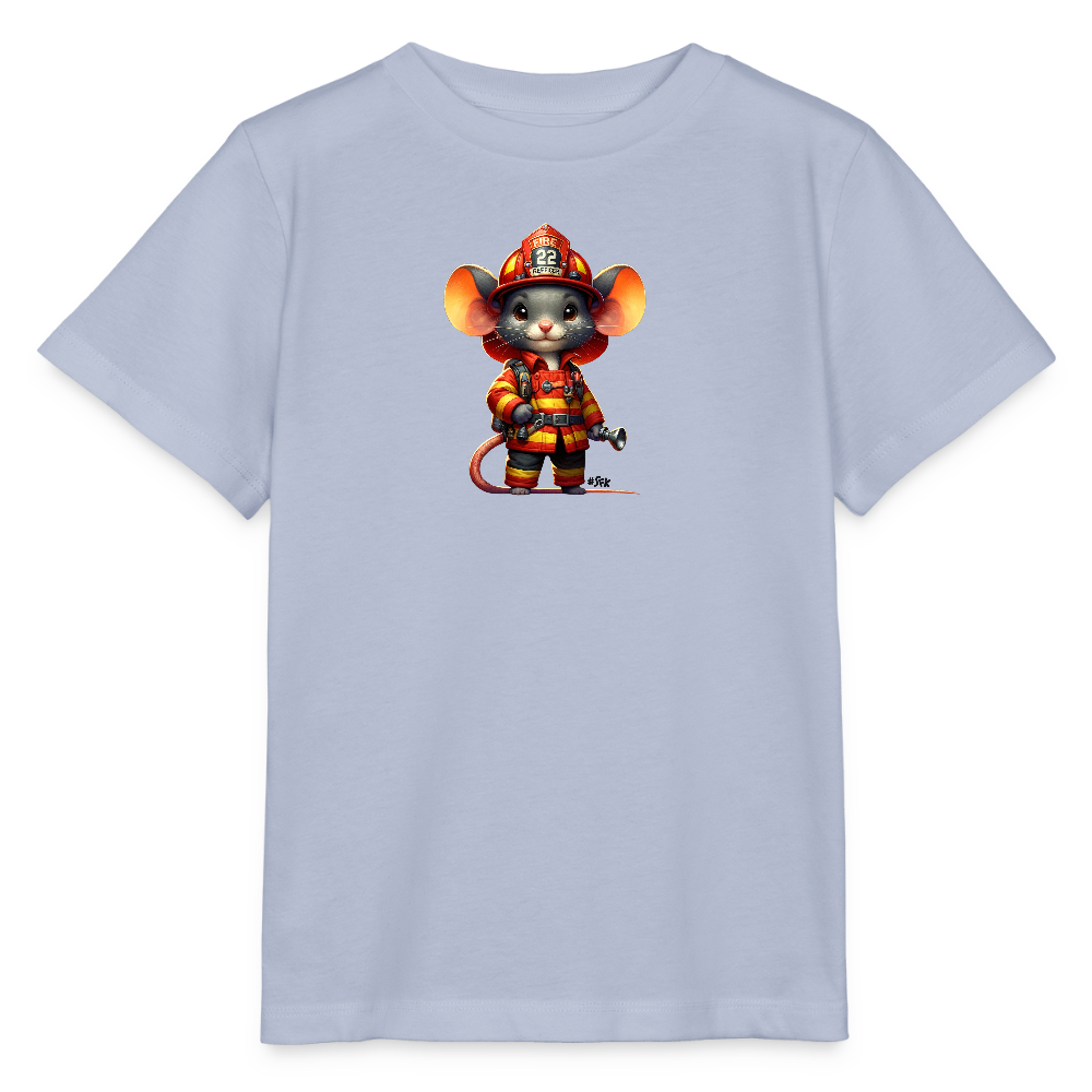Onlineshop Shirts für Kinder - Das Bild zeigt ein hellblaues T-Shirt mit einer bunten Illustration einer Maus, die als Feuerwehrmann verkleidet ist. Die Maus trägt einen roten Feuerwehrhelm und eine orangefarbene Uniform mit gelben Streifen. In ihrer rechten Hand hält sie ein Feuerwehrgerätschaft, während ein Schlauch hinter ihr hervorkommt. Der Hintergrund des Shirts ist einfach gehalten, sodass die Darstellung des Feuerwehrmanns im Mittelpunkt steht.