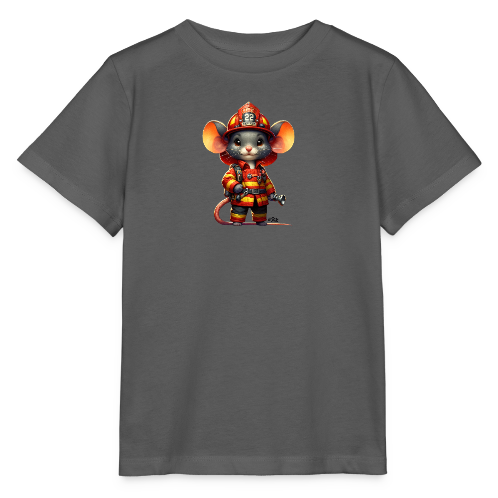 Onlineshop Shirts für Kinder - Das T-Shirt zeigt eine cartoonhafte Maus, die als Feuerwehrmann verkleidet ist. Die Maus trägt eine rote Feuerwehruniform mit einem gelben Helm, auf dem die Nummer 22 steht. In ihrer Hand hält sie einen Feuerwehrschlauch, während sie lächelt. Der Hintergrund des T-Shirts ist in einem neutralen Grauton gehalten, was die bunte Kleidung der Maus hervorhebt.