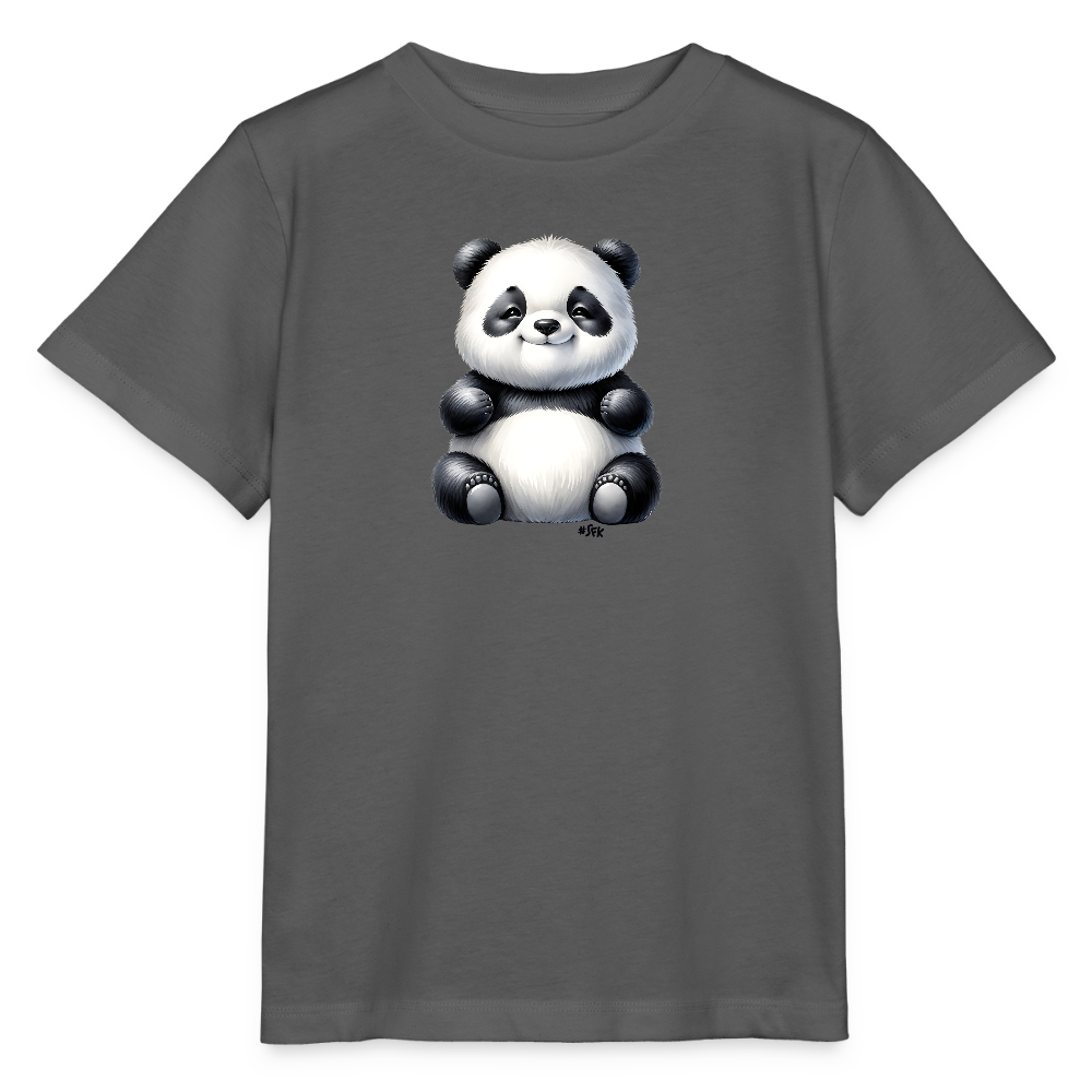 Onlineshop Shirts für Kinder - Das Bild zeigt ein graues T-Shirt, auf dem ein niedlicher, cartoonartiger Panda sitzt. Der Panda hat ein rundes Gesicht mit einem freundlichen Ausdruck, schwarze Augen und ein typisches schwarz-weißes Fellmuster. Die T-Shirt-Ärmel sind kurz und der Schnitt ist einfach gehalten. Der Hintergrund ist neutral, um den Fokus auf das Design des Shirts zu lenken.