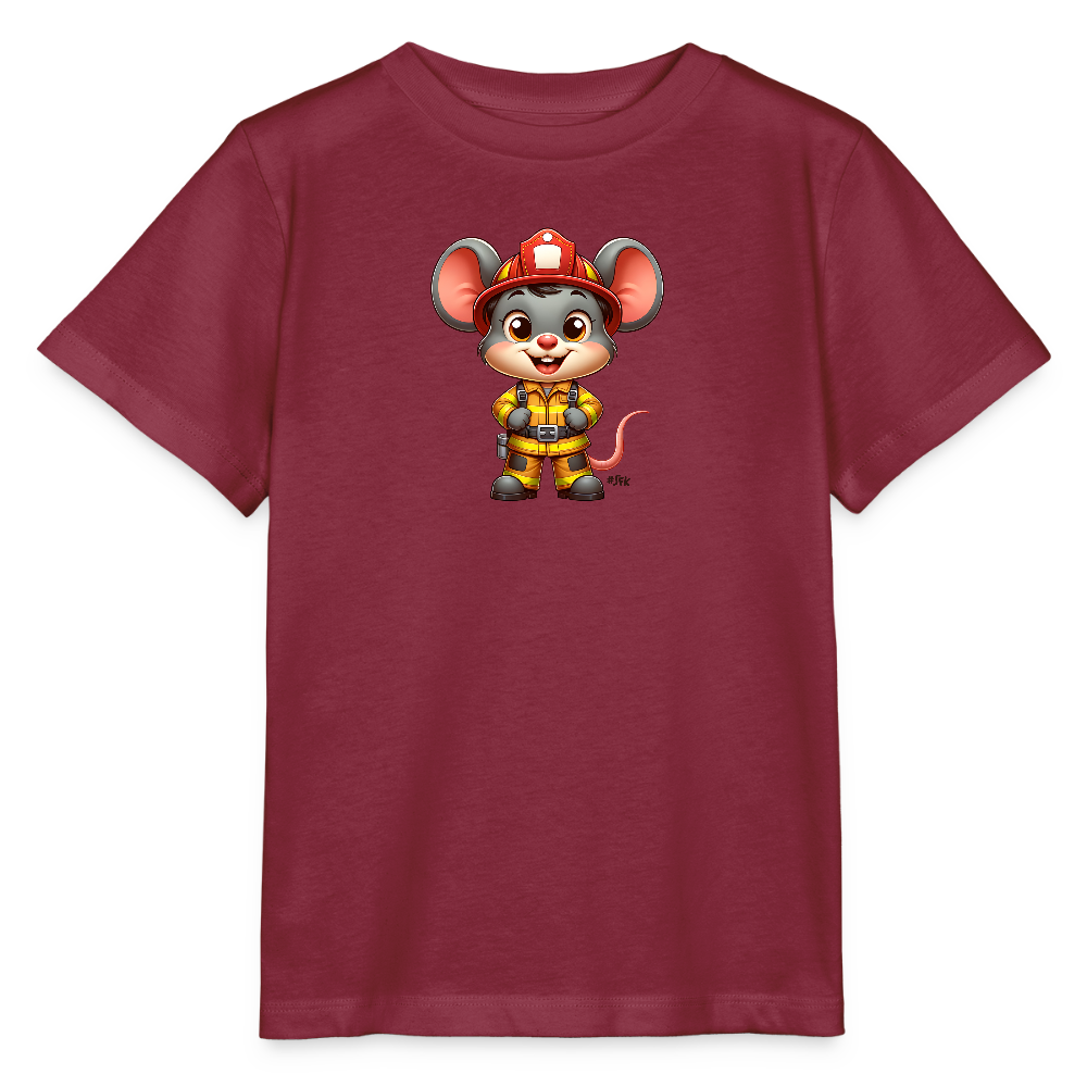 Onlineshop Shirts für Kinder - Das Bild zeigt ein rotes T-Shirt mit einem niedlichen, cartoonhaften Maulwurf, der in Feuerwehrkleidung steht. Der Maulwurf trägt einen gelieferten Feuerwehrhelm und hat ein fröhliches Gesicht. Zusätzlich hat er eine kleine Schwanz, der hinter ihm hervorkommt, und hält seine Hände auf Hüfthöhe. Der Hintergrund des Shirts ist schlicht, wobei die Aufmerksamkeit auf das charakteristische Design des Maulwurfs gelegt wird.