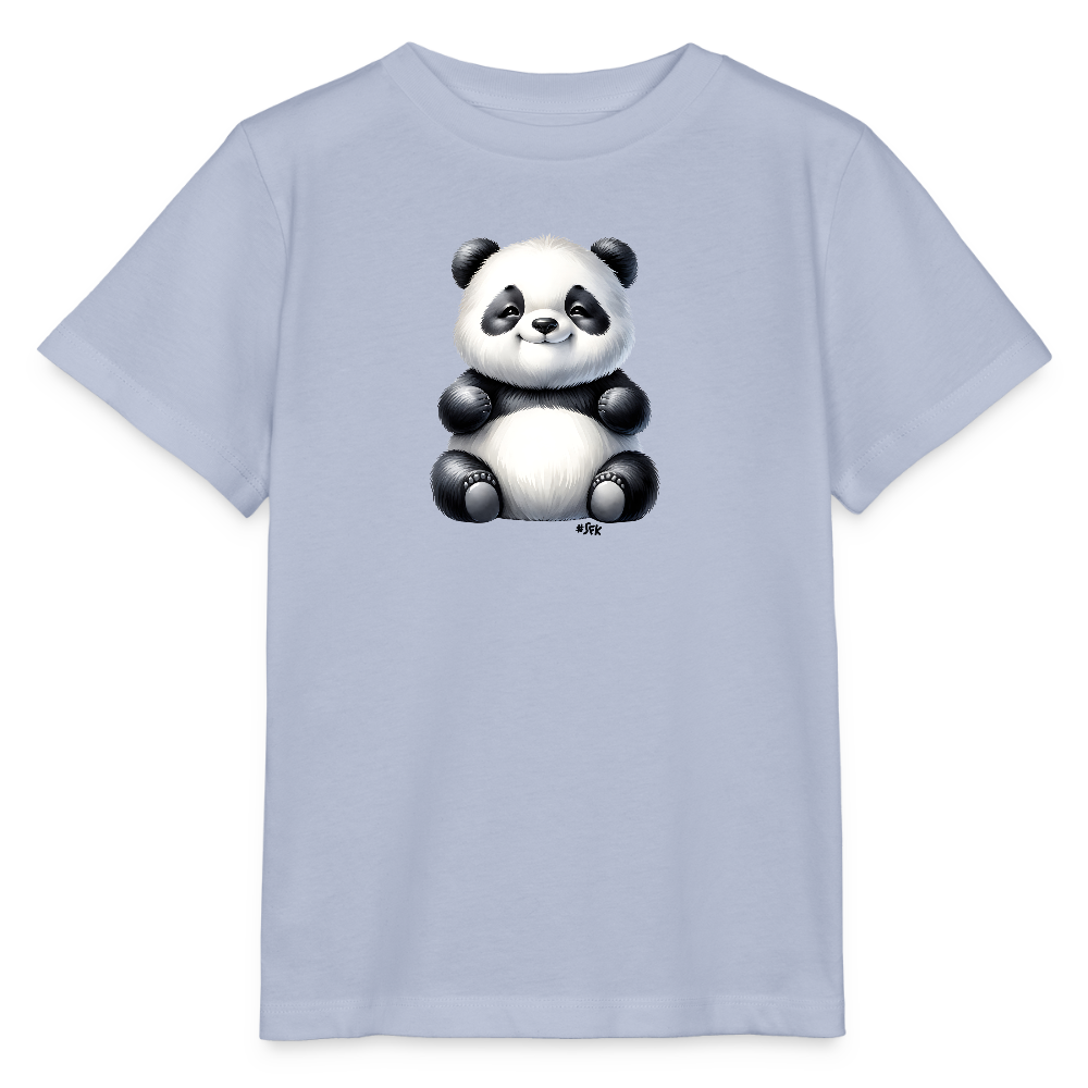 Onlineshop Shirts für Kinder - Das Bild zeigt ein hellblaues T-Shirt mit einem niedlichen Panda-Motiv in der Mitte. Der Panda sitzt aufrecht und hat eine runde, flauschige Gestalt mit typischen schwarz-weißen Farbmustern. Die Gesichtszüge des Pandas sind freundlich und ansprechend, was für Kinder sehr ansprechend ist. Das T-Shirt hat kurze Ärmel und eine schlichte Form, die für Komfort sorgt.