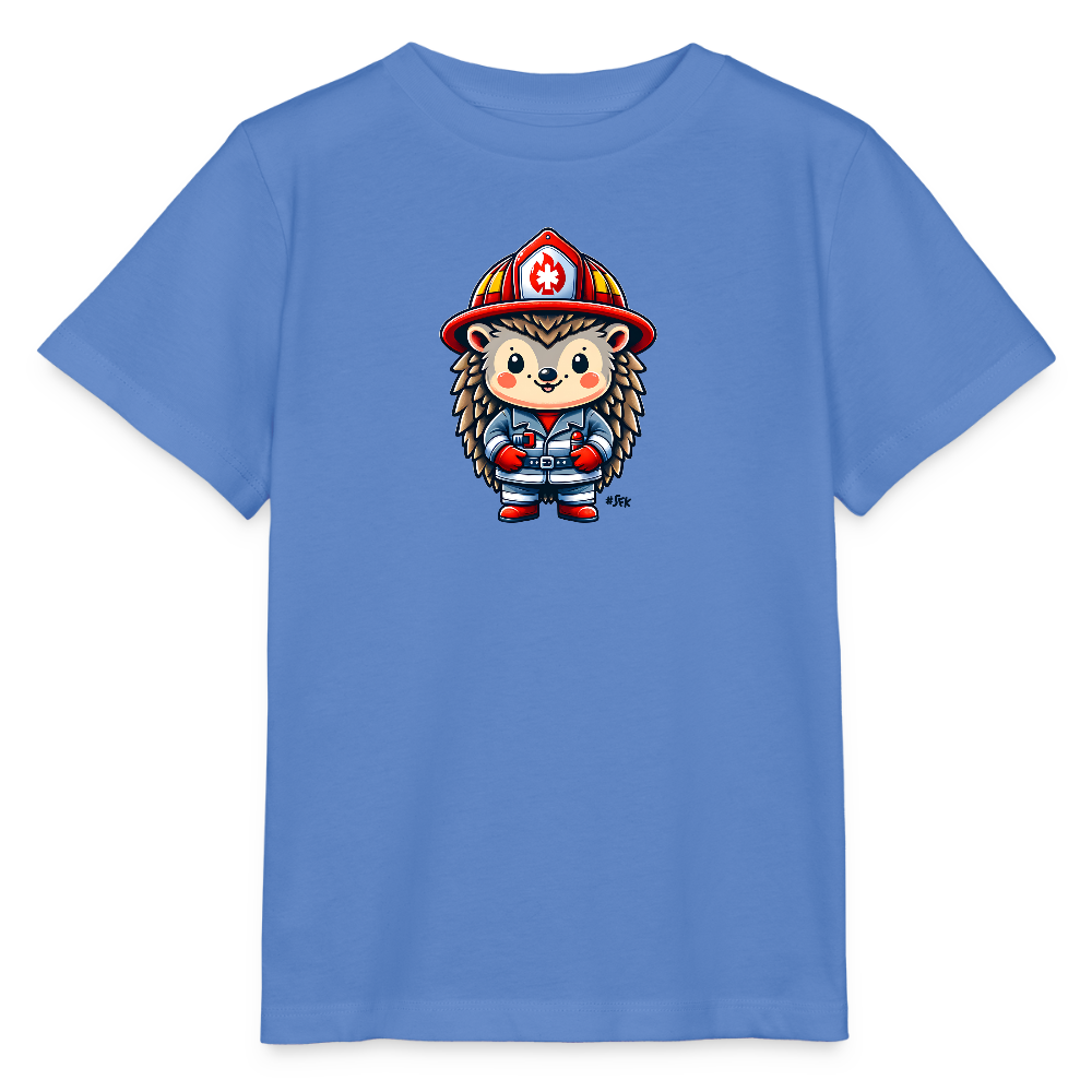 Onlineshop Shirts für Kinder - Das Bild zeigt ein fröhliches, hellblaues T-Shirt mit einem niedlichen Igelmotiv. Der Igel trägt eine Feuerwehrmannuniform und hat einen roten Feuerwehrhelm auf dem Kopf, der mit einem Symbol verziert ist. Seine Robe ist in leichtem Blau mit roten Details und er hält eine Feuerwehraxt. Das Design ist bunt und ansprechend für Kinder und vermittelt einen spielerischen, abenteuerlichen Charakter.