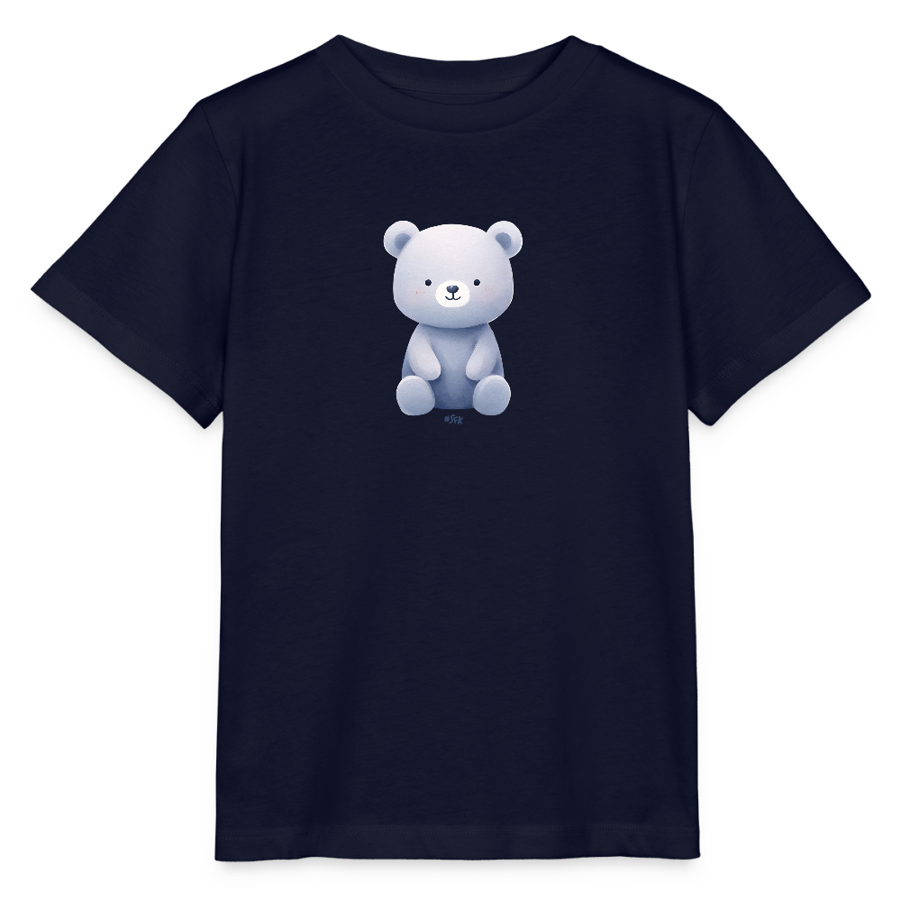 Onlineshop Shirts für Kinder - Das Bild zeigt ein dunkelblaues T-Shirt mit einem niedlichen Teddybär-Design in der Mitte. Der Teddybär hat eine hellblaue bis weiße Farbgebung und sitzt aufrecht mit einem freundlichen Gesichtsausdruck. Die Details des Bären sind weich und kindgerecht gestaltet, was ihm ein freundliches und verspieltes Aussehen verleiht. Das T-Shirt ist schlicht und könnte gut zur Alltagskleidung von Kindern passen.