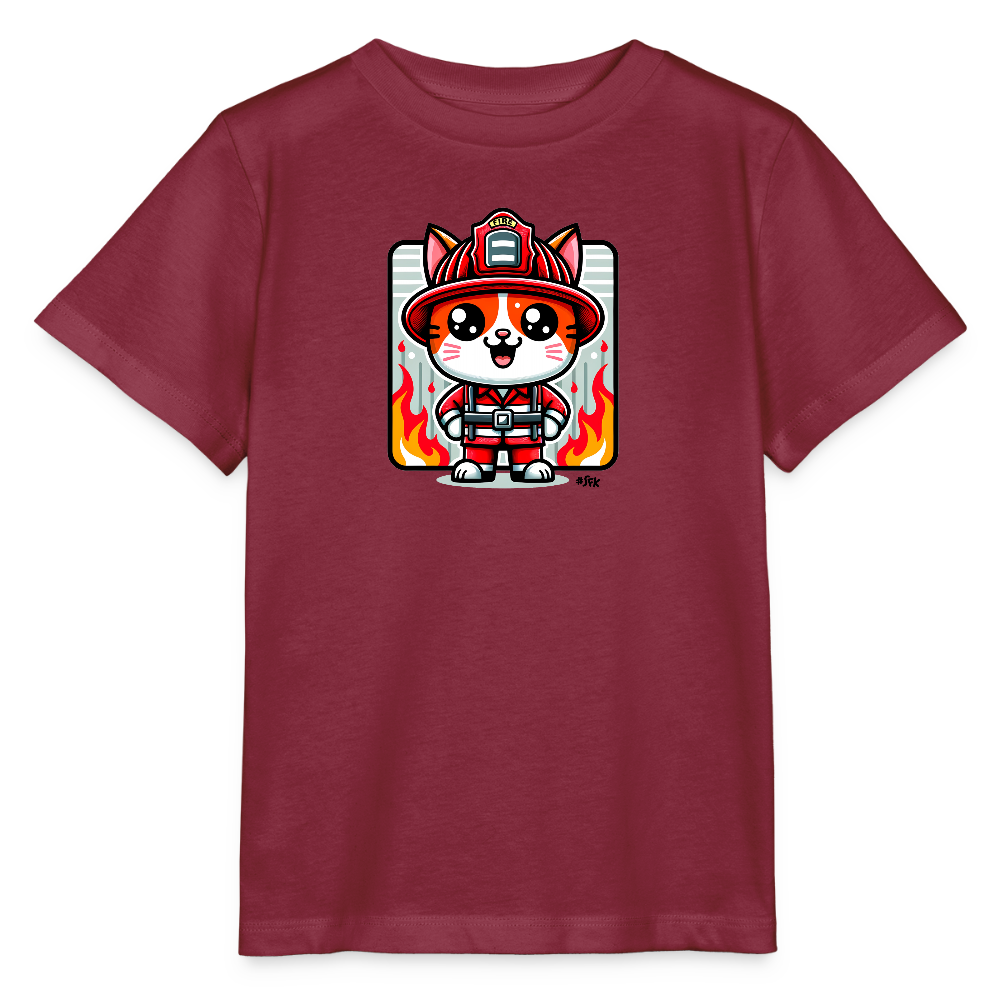 Onlineshop Shirts für Kinder - Das Bild zeigt ein rotes Kinder-T-Shirt mit einem verspielten Design eines Feuerwehr-Kätzchens. Die Katze trägt einen typischen Feuerwehrhelm und eine rote Uniform, die mit einem Gürtel akzentuiert ist. Hinter der Katze sind stilisierte Flammen in warmen Farben abgebildet, die eine dynamische Kulisse schaffen. Die Gesamtgestaltung wirkt freundlich und ansprechend für Kinder, ideal für kleine Feuerwehr-Fans.