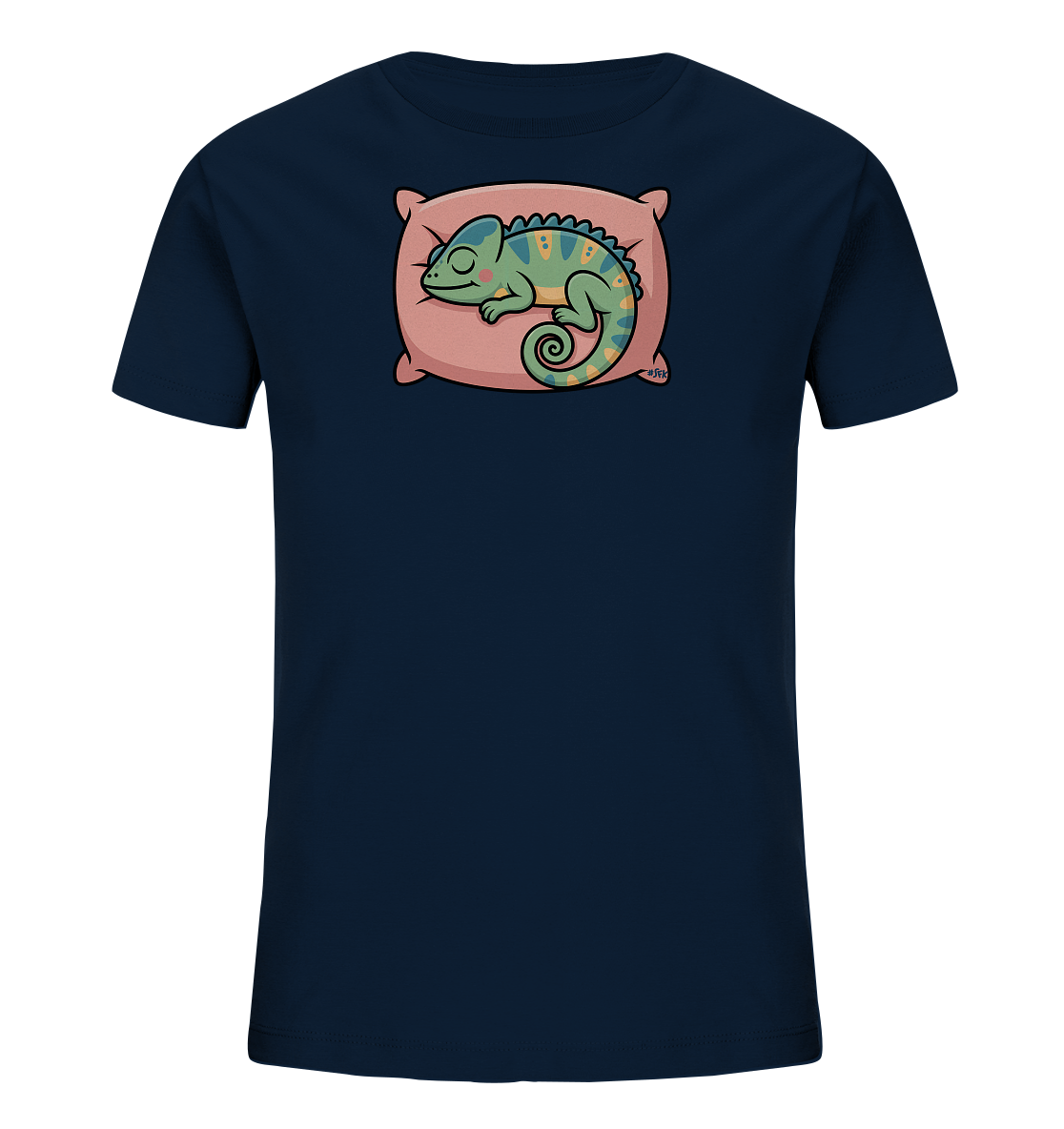 Onlineshop Shirts fuer Kinder - Das Bild zeigt ein dunkelblaues Kinder-T-Shirt mit einem niedlichen Aufdruck auf der Vorderseite. Der Aufdruck stellt ein schlafendes Chamaeleon dar, das sich entspannt auf einem rosafarbenen Kissen zusammenrollt. Das Chamaeleon ist in verschiedenen Gruentoenen gehalten und besitzt gelbe Muster auf dem Ruecken. Das Design wirkt ruhig und ansprechend, ideal fuer Kinder.