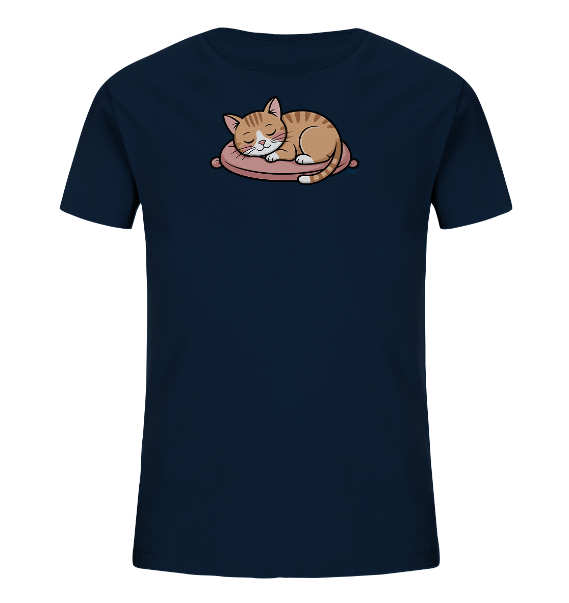 Onlineshop Shirts fuer Kinder - Das Bild zeigt ein dunkelblaues Kinder-T-Shirt. Auf der Vorderseite ist eine friedlich schlafende, getigerte Katze abgebildet. Die Katze liegt zusammengerollt auf einem rosafarbenen Kissen. Dieses Motiv verleiht dem Shirt einen ruhigen und niedlichen Charakter.