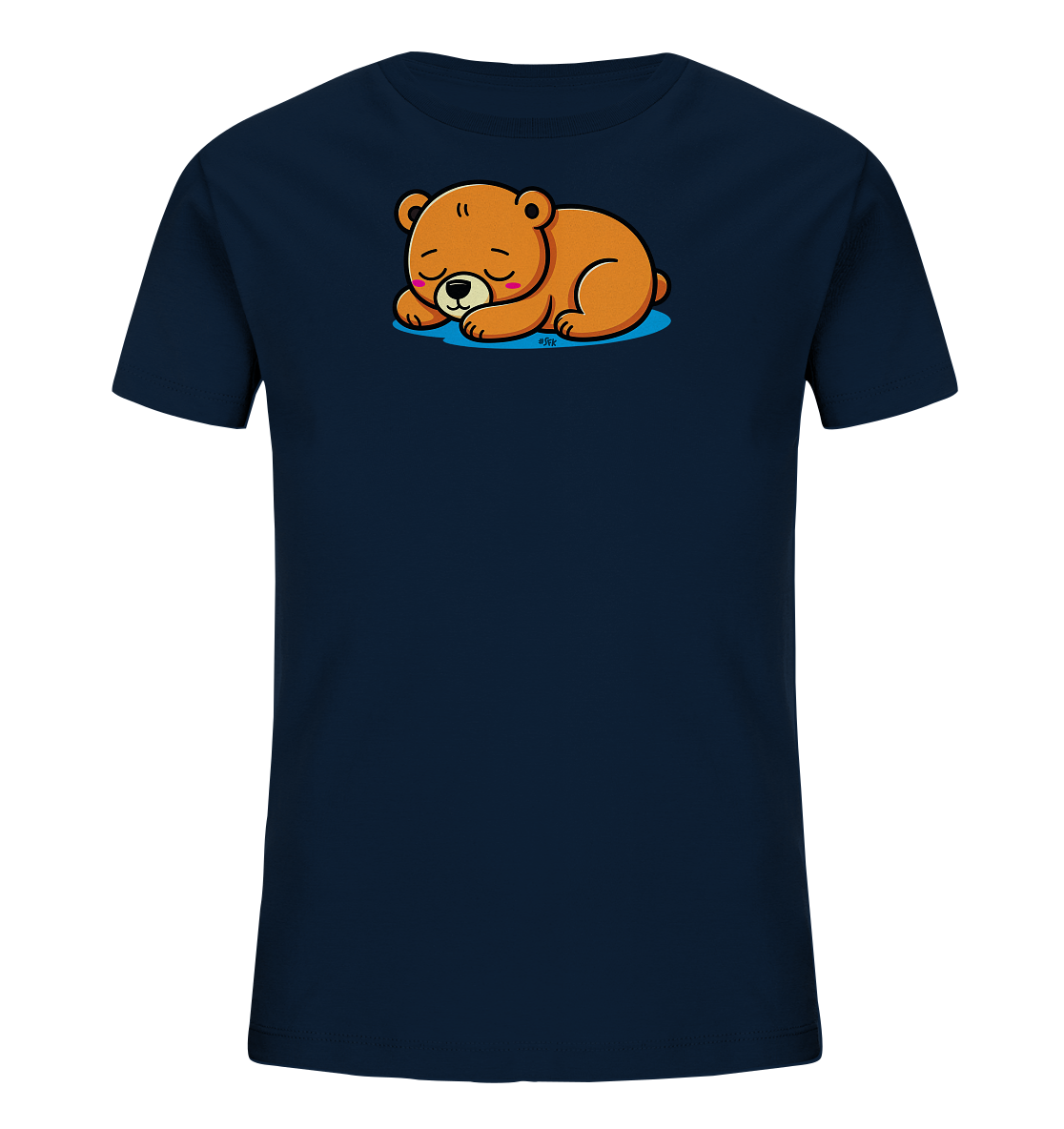 Onlineshop Shirts fuer Kinder - Das Bild zeigt ein dunkelblaues T-Shirt fuer Kinder. Auf der Vorderseite ist eine niedliche Illustration eines schlafenden, braunen Baeren zu sehen. Der Baer liegt friedlich auf einer hellblauen Flaeche, mit geschlossenen Augen und leicht rosigen Wangen. Dieses Design verleiht dem Shirt eine ruhige und ansprechende Note fuer Kinder.