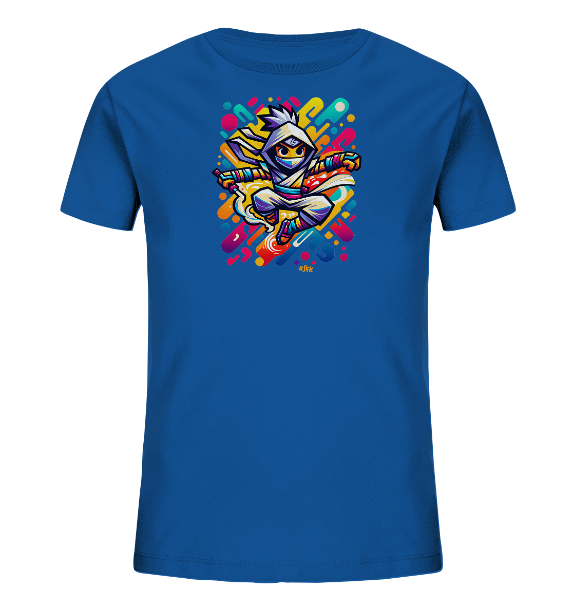 Onlineshop Shirts fuer Kinder - Das Bild zeigt ein blaues T-Shirt fuer Kinder mit einem farbenfrohen Druck auf der Vorderseite. Darauf ist eine stilisierte Figur in Bewegung abgebildet, die wie ein Ninja gekleidet ist. Die Figur ist von bunten, abstrakten Formen und Punkten umgeben, die dem Design einen dynamischen Look verleihen. Die Illustration verwendet viele helle Farben wie Gelb, Rot, Tuerkis und Pink.