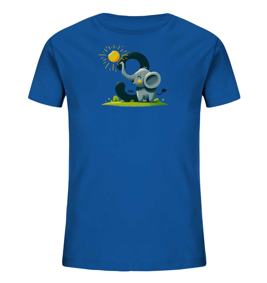 Onlineshop Shirts fuer Kinder - Das Bild zeigt ein blaues T-Shirt fuer Kinder mit einem verspielten Aufdruck. Im Zentrum befindet sich ein cartoonhafter grauer Elefant, der mit seinem Ruessel nach der gelben Sonne greift. Neben dem Elefanten ist die grosse Zahl '3' in dunkler Farbe abgebildet. Das Motiv ist auf einer gruenen Flaeche mit kleiner Vegetation dargestellt.