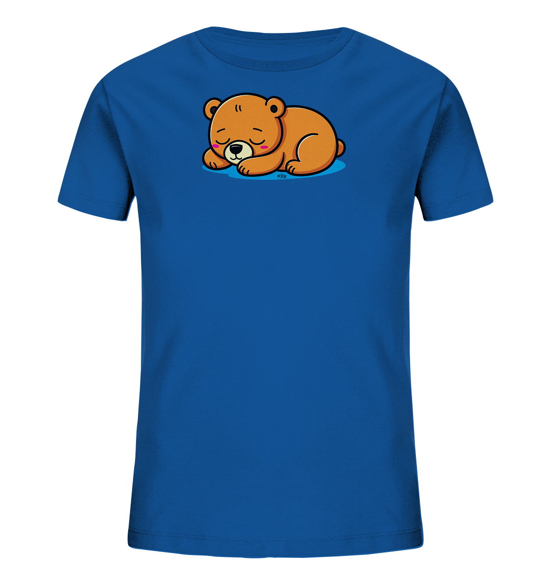 Onlineshop Shirts fuer Kinder - Das Bild zeigt ein leuchtend blaues Kinder-T-Shirt. Auf der Vorderseite befindet sich eine Illustration eines schlafenden, braunen Baeren. Der Baer ist eingerollt mit geschlossenen Augen dargestellt und liegt auf einer hellblauen, ovalen Flaeche. Das Motiv besitzt eine sanfte und beruhigende Ästhetik.