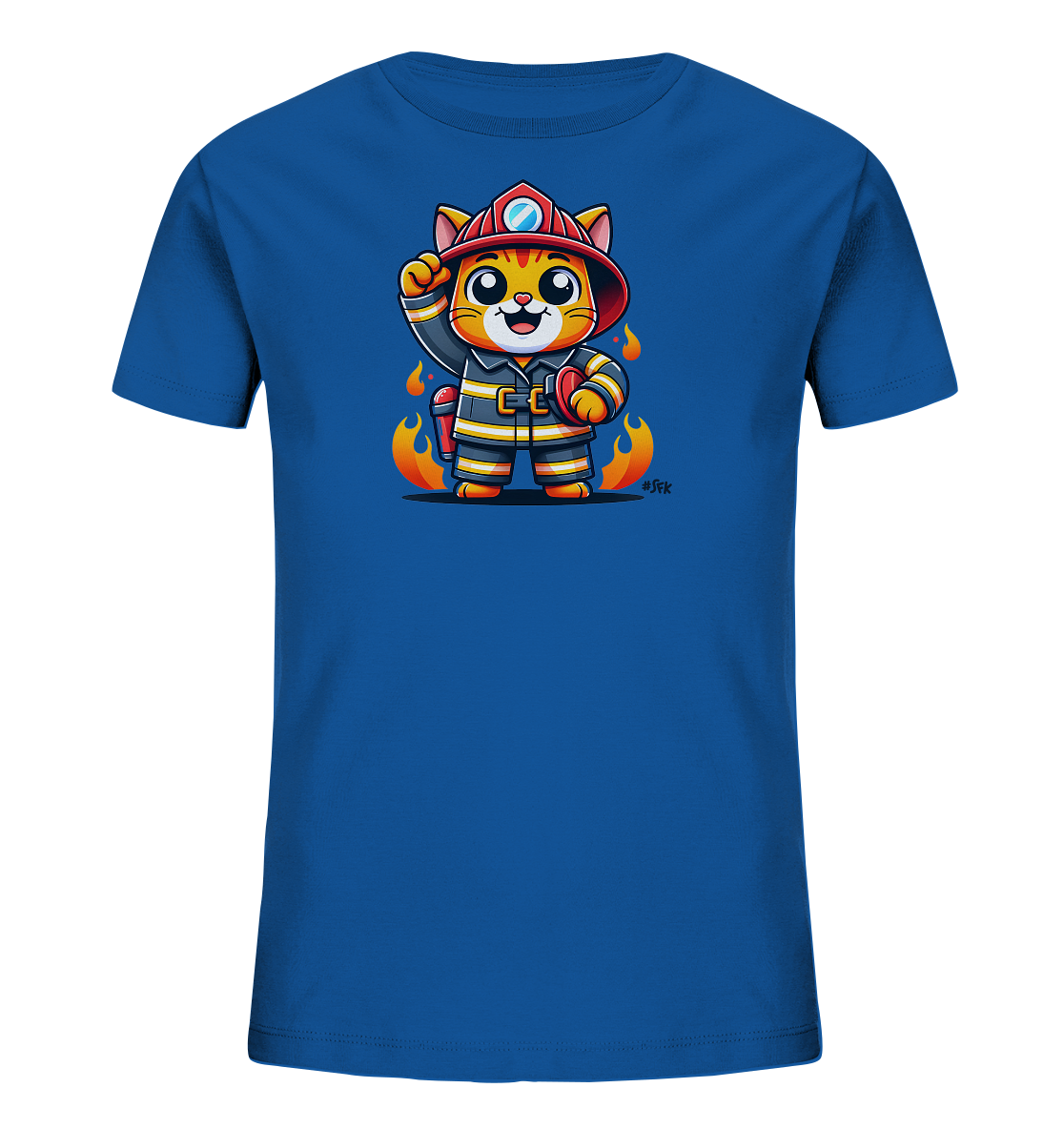 Onlineshop Shirts fuer Kinder - Das Bild zeigt ein blaues T-Shirt fuer Kinder mit einem freundlichen Cartoon-Motiv einer Katze. Die Katze ist als Feuerwehrmann verkleidet, traegt einen Helm und eine Uniform und haelt eine Schlauchduese oder einen Feuerloescher in der Pfote. Um die Katze herum sind stilisierte Flammen zu sehen, die das Thema unterstreichen. Das Design ist farbenfroh und lebendig.