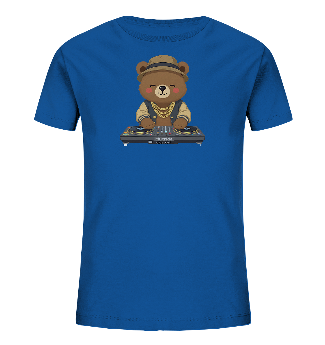 Onlineshop Shirts fuer Kinder - Das blaue T-Shirt zeigt eine Cartoon-Illustration eines niedlichen Baeren. Der Baer traegt einen Hut, eine Goldkette und eine College-Jacke und sitzt vor einem DJ-Mischpult mit zwei Plattenspielern. Das Design verleiht dem Shirt einen coolen und verspielten Look.