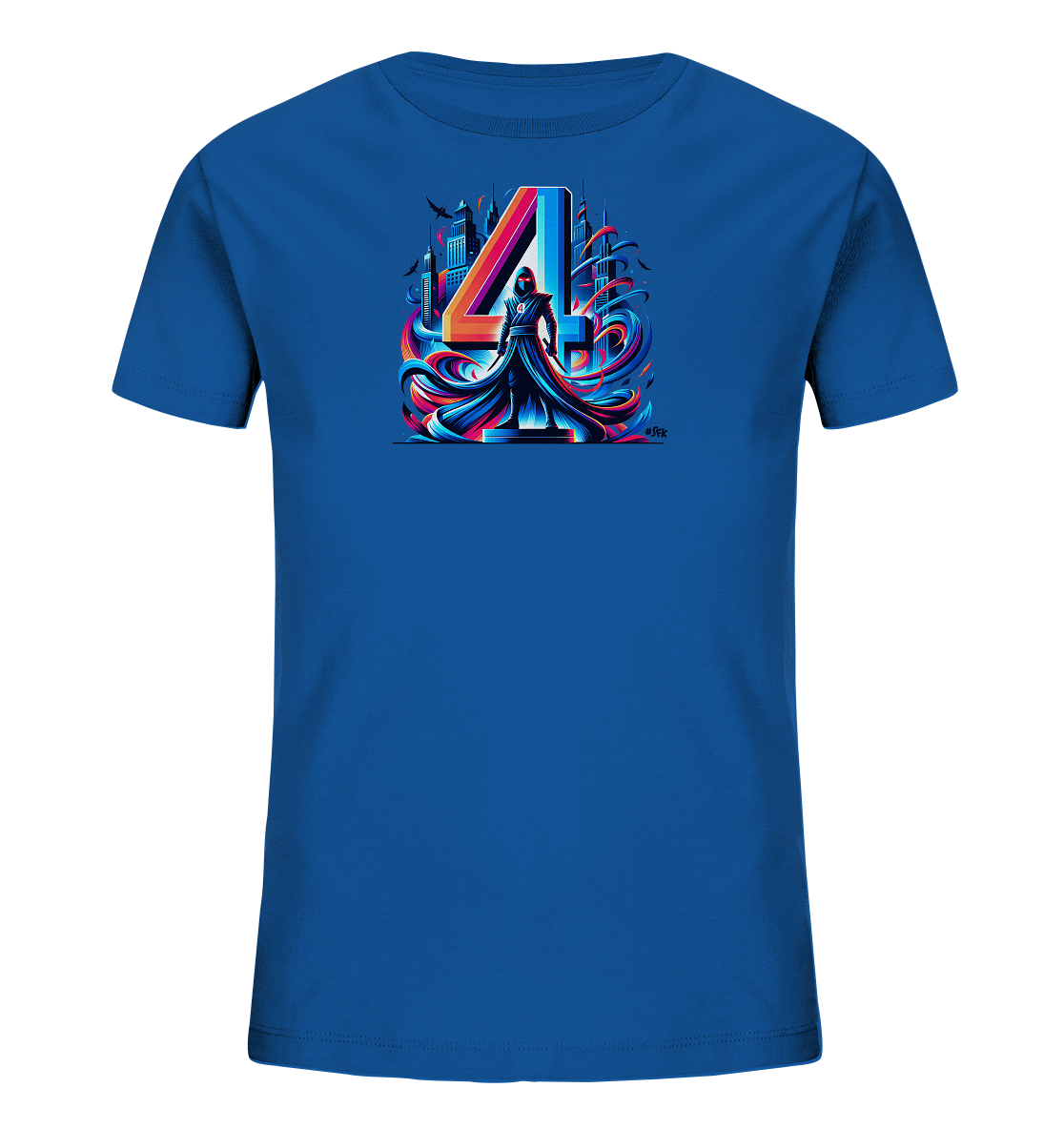 Onlineshop Shirts fuer Kinder - Das Bild zeigt ein blaues T-Shirt fuer Kinder. Auf der Vorderseite ist eine grosse, farbverlaufende Zahl Vier abgebildet. Davor steht eine dunkle Figur, deren Umhang sich in bunte, dynamische Linien verwandelt. Im Hintergrund ist eine stilisierte Stadtkulisse mit Wolkenkratzern und Voegeln zu sehen.