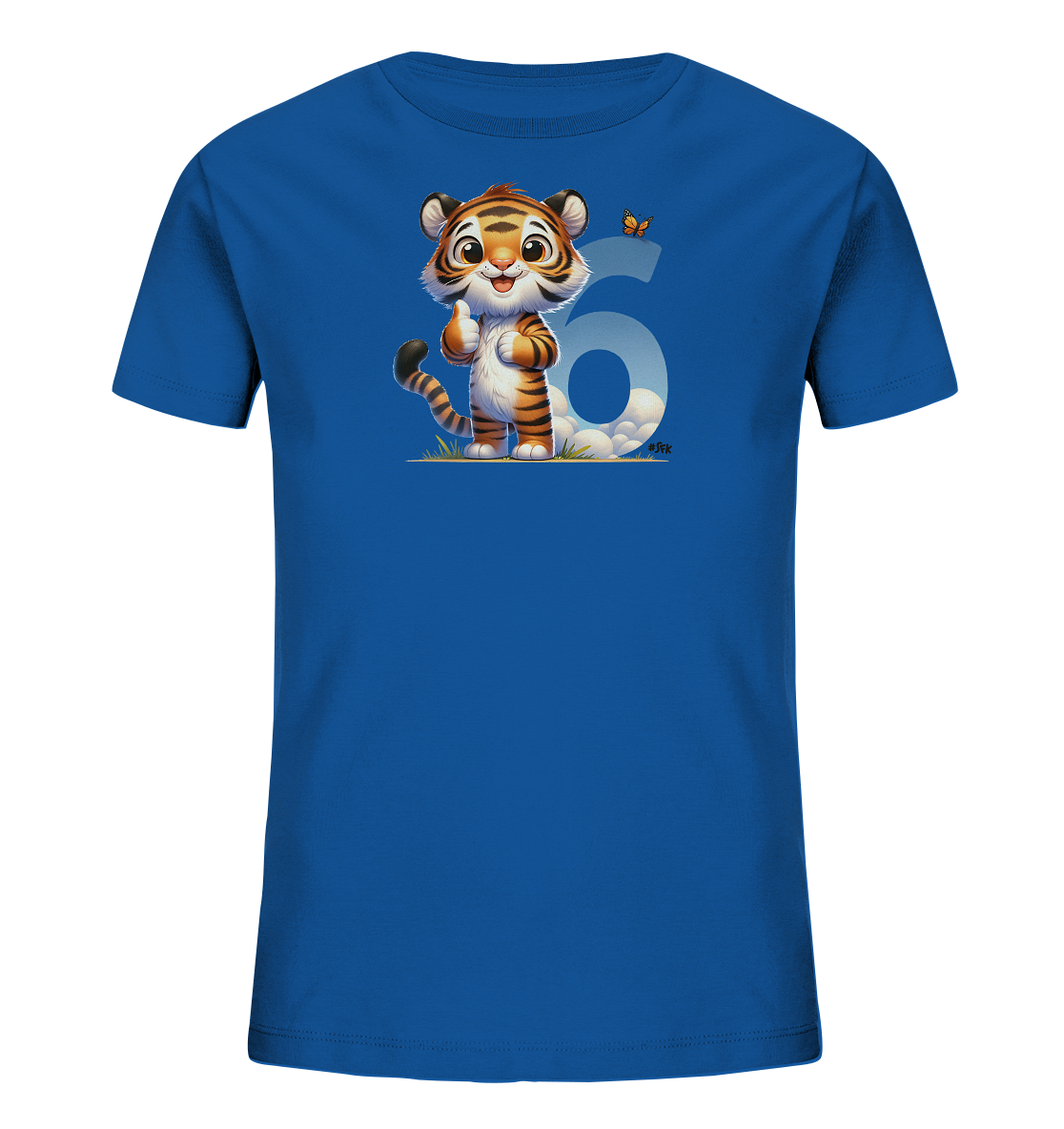 Onlineshop Shirts fuer Kinder - Das Bild zeigt ein blaues Kinder-T-Shirt mit einer Illustration eines freundlichen Cartoon-Tigers auf der Vorderseite. Der Tiger gibt einen Daumen hoch und steht vor einer grossen, hellblauen Zahl '6', die Wolken integriert. Ein kleiner Schmetterling fliegt oberhalb der Zahl. Das Design wirkt froehlich und ist auf Rasen und Wolken platziert.