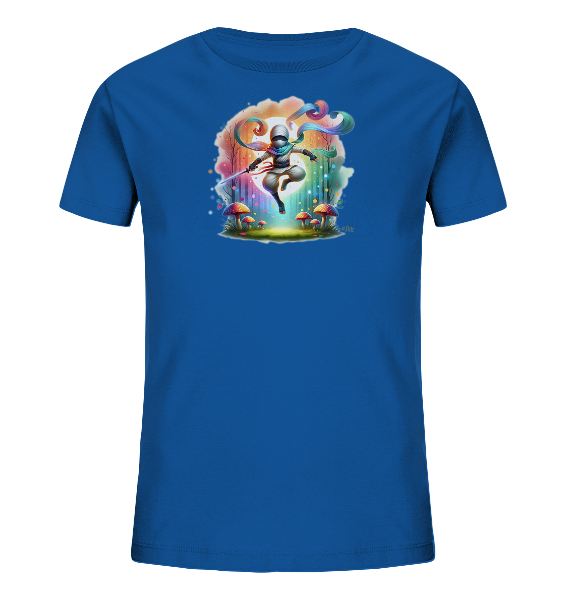Onlineshop Shirts fuer Kinder - Das blaue T-Shirt zeigt eine fantasievolle Illustration. Eine Figur in heller Kleidung mit buntem Schal springt mit einem Schwert in einer magischen Waldlandschaft. Pilze und Baeume umrahmen das farbenfrohe Motiv vor einem leuchtenden Hintergrund. Das Design wirkt abenteuerlich und farbenfroh.