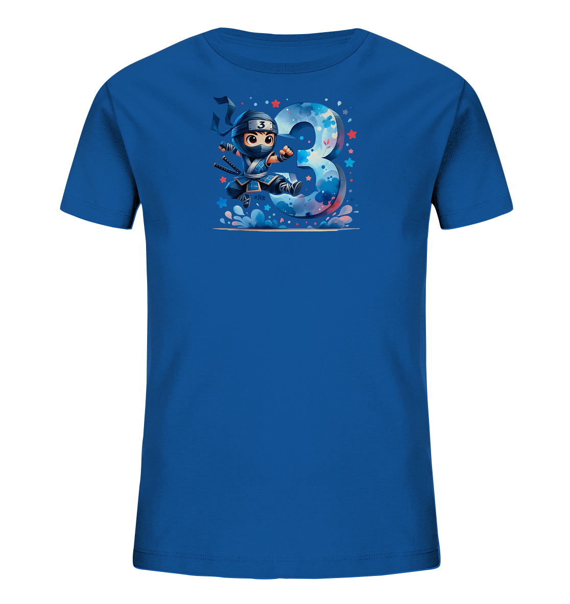 Onlineshop Shirts fuer Kinder - Das Bild zeigt ein blaues Kindershirt mit einem dynamischen Druck. Dargestellt ist ein springender Cartoon-Ninja neben einer grossen, stilisierten Zahl Drei. Der Hintergrund der Grafik ist mit Sternen und farbigen Wirbeln versehen, die Bewegung andeuten. Dieses verspielte Motiv ist prominent auf der Vorderseite platziert.