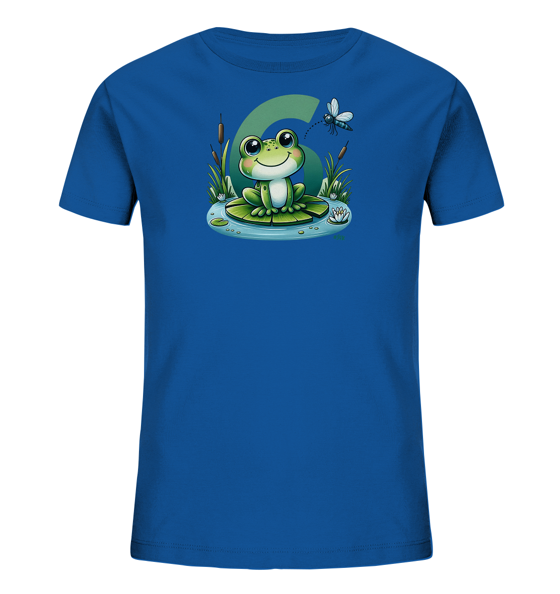 Onlineshop Shirts fuer Kinder - Das Bild zeigt ein blaues Kinder-T-Shirt mit einem niedlichen Motiv auf der Vorderseite. Ein freundlicher Cartoon-Frosch sitzt auf einem Seerosenblatt in einem Teich. Hinter dem Frosch ist eine grosse, hellgruene Zahl '6' zu sehen. Eine Libelle fliegt ueber dem Frosch, umgeben von Schilf und einer Seerose.