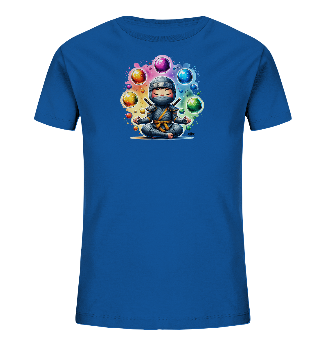 Onlineshop Shirts fuer Kinder - Das Bild zeigt ein blaues T-Shirt fuer Kinder mit einem fantasievollen Aufdruck. Im Zentrum des Designs ist ein meditierender Ninja zu sehen, umgeben von leuchtenden, bunten Kugeln. Ein farbenfroher Hintergrund in Regenbogenfarben ergaenzt das Motiv. Der Ninja sitzt im Schneidersitz mit gekreuzten Klingen.