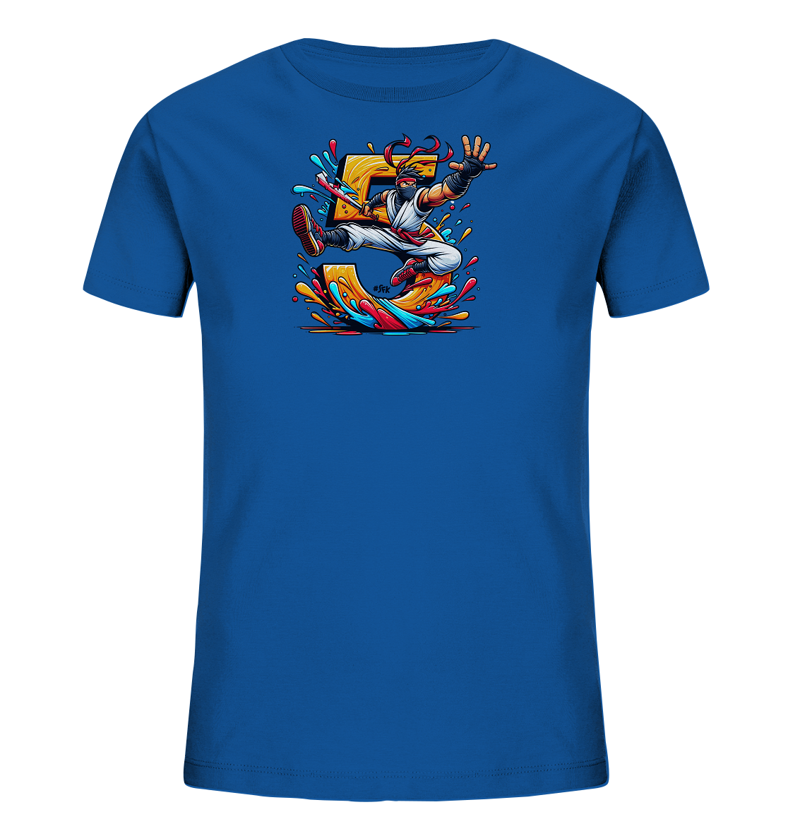Onlineshop Shirts fuer Kinder - Das Bild zeigt ein blaues Kinder-T-Shirt. Darauf ist eine bunte Grafik mit der gelben Zahl 5 zu sehen. Ein springender Charakter in Ninja-Kleidung ist ueber der Zahl abgebildet. Bunte Farbspritzer umgeben das Design.