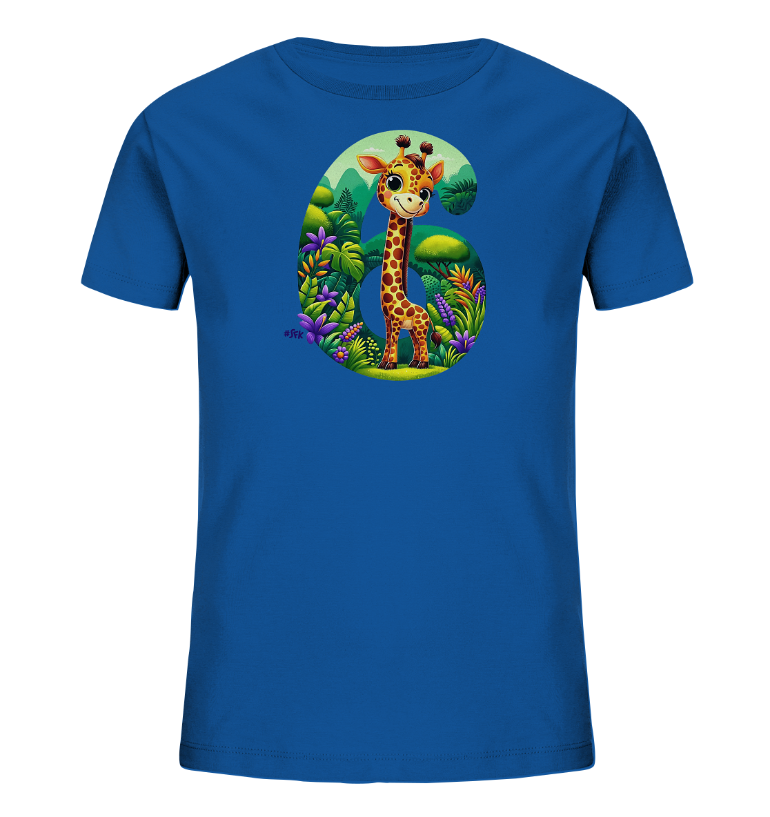 Onlineshop Shirts fuer Kinder - Das Bild zeigt ein blaues Kinder-T-Shirt mit einem farbenfrohen Design. Im Vordergrund ist eine grosse Zahl '6' abgebildet, die mit einer lebendigen Dschungelszene gefuellt ist. Darin steht eine niedliche Cartoon-Giraffe mit einem freundlichen Laecheln. Das Design ist verspielt und froehlich, ideal fuer Kinder.