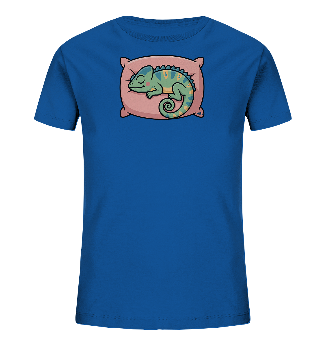 Onlineshop Shirts fuer Kinder - Das Bild zeigt ein koenigsblaues Kinder-T-Shirt. Auf der Vorderseite ist eine niedliche Illustration eines schlafenden Chamaeleons zu sehen. Das Chamaeleon in Gruen- und Gelbtoenen liegt friedlich auf einem rosa Kissen. Das verspielte Design verleiht dem Shirt einen charmanten und beruhigenden Charakter.
