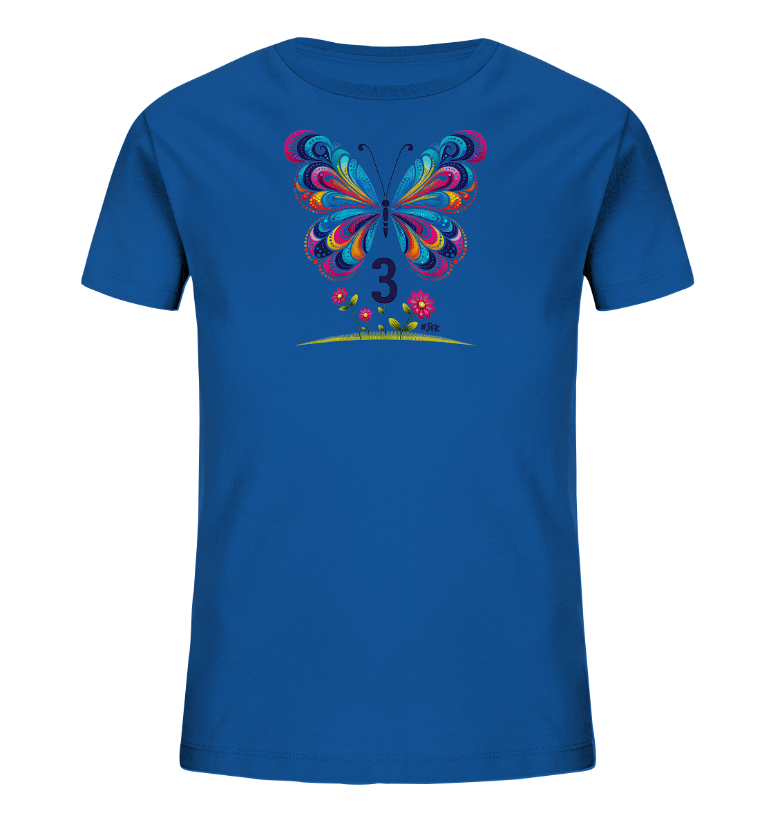 Onlineshop Shirts fuer Kinder - Das Bild zeigt ein blaues Kinder-T-Shirt mit einem farbenfrohen Schmetterlingsmotiv auf der Vorderseite. Der Schmetterling hat detailreiche, gemusterte Fluegel in verschiedenen leuchtenden Farben wie Blau, Rosa und Orange. Unter dem Schmetterling ist die Zahl '3' in einem dunklen Farbton abgebildet. Das Design umfasst auch eine stilisierte Bodenlinie mit kleinen rosa Blumen.