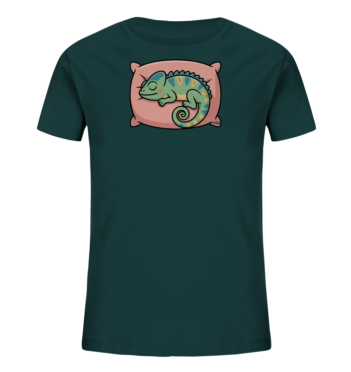 Onlineshop Shirts fuer Kinder - Das Bild zeigt ein dunkelgruenes Kinder-T-Shirt mit einem niedlichen Motiv auf der Vorderseite. Ein cartoonhaftes, gruenes Chamaeleon ist darauf zu sehen, wie es friedlich auf einem rosafarbenen Kissen schlaeft. Das Design ist verspielt und detailreich, mit sanften Farben. Es verleiht dem Shirt einen ruhigen und freundlichen Charakter.