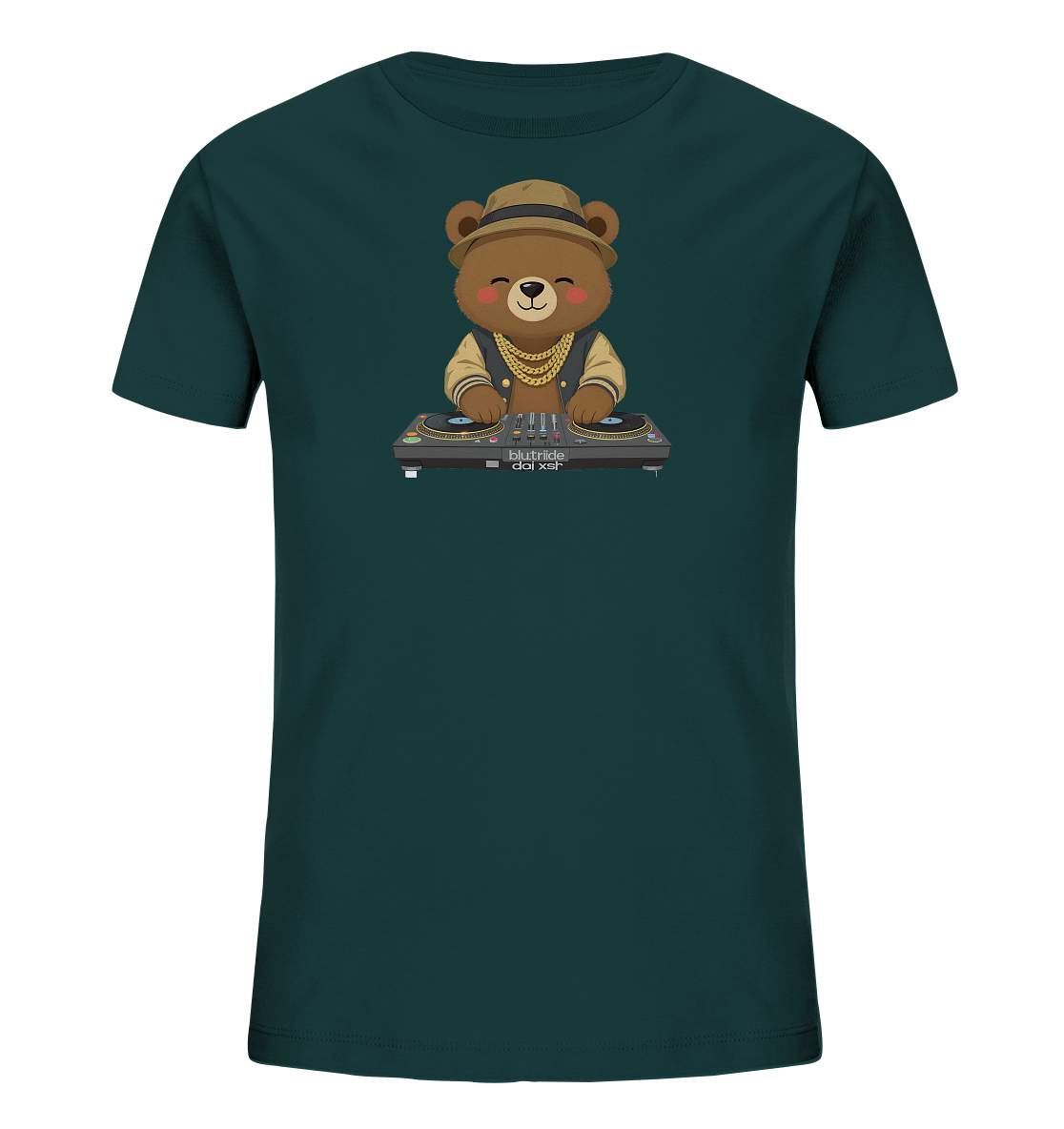 Onlineshop Shirts fuer Kinder - Das Bild zeigt ein T-Shirt in dunklem Petrol, bedruckt mit einem verspielten Baerenmotiv. Der Baer traegt einen Hut, eine Jacke und Goldketten und ist an einem DJ-Pult mit Plattenspielern zu sehen. Sein Gesichtsausdruck ist froehlich und freundlich. Das Design ist modern und ansprechend.