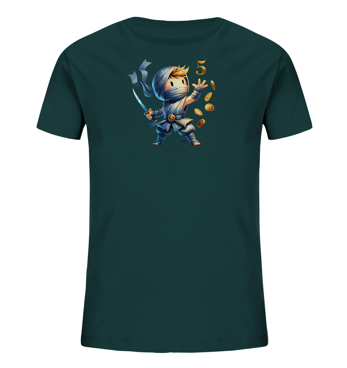 Onlineshop Shirts fuer Kinder - Das T-Shirt in Dunkelgruen zeigt eine Comic-Illustration eines kleinen Ninjas. Dieser traegt eine Bandagenmaske, haelt ein Schwert und ist von fallenden Muenzen umgeben. Neben dem Ninja steht die goldene Zahl '5'. Das Motiv ist detailliert und verspielt.