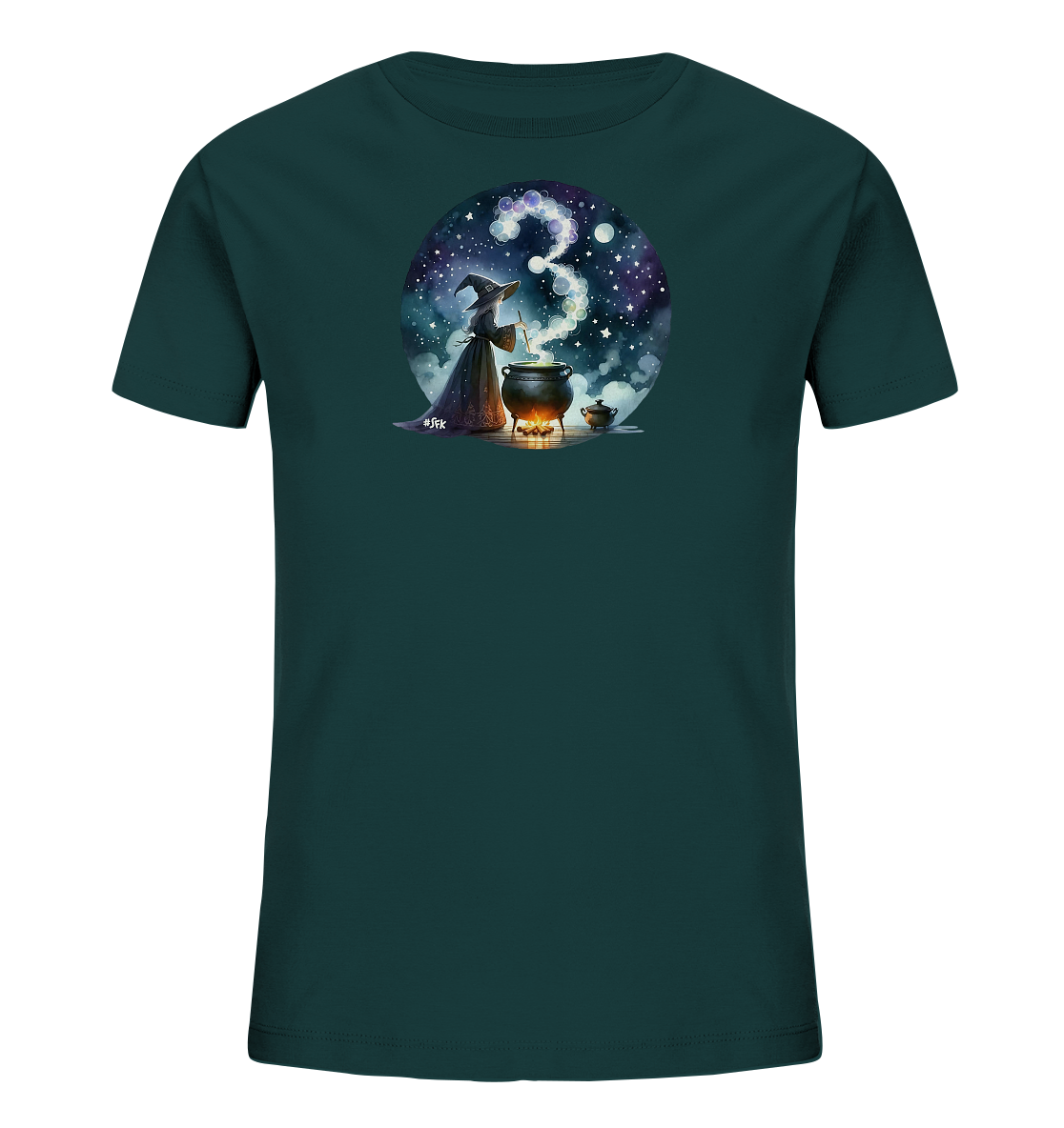 Onlineshop Shirts fuer Kinder - Das dunkelgruene T-Shirt praesentiert eine runde Grafik einer Hexe, die an einem brodelnden Kessel ruehrt. Über dem Kessel formt der aufsteigende Dampf oder Rauch eine grosse Zahl Drei, umgeben von einem sternenklaren Nachthimmel. Ein kleiner Topf steht daneben, ergaenzt durch weitere Details wie eine Wolke im Vordergrund. Das Design wirkt fantasievoll und zauberhaft.