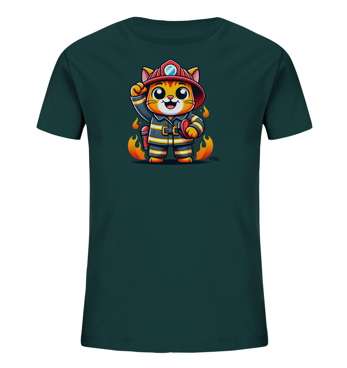 Onlineshop Shirts fuer Kinder - Das Bild zeigt ein dunkelgruenes Kinder-T-Shirt mit einem suessen Cartoon-Motiv auf der Vorderseite. Abgebildet ist eine Katze in einer Feuerwehrmann-Uniform, komplett mit rotem Helm und Schlauchduese. Kleine Flammen umgeben die Figur, was die Szene lebendig gestaltet. Das Design ist farbenfroh und spricht kleine Feuerwehr-Enthusiasten an.