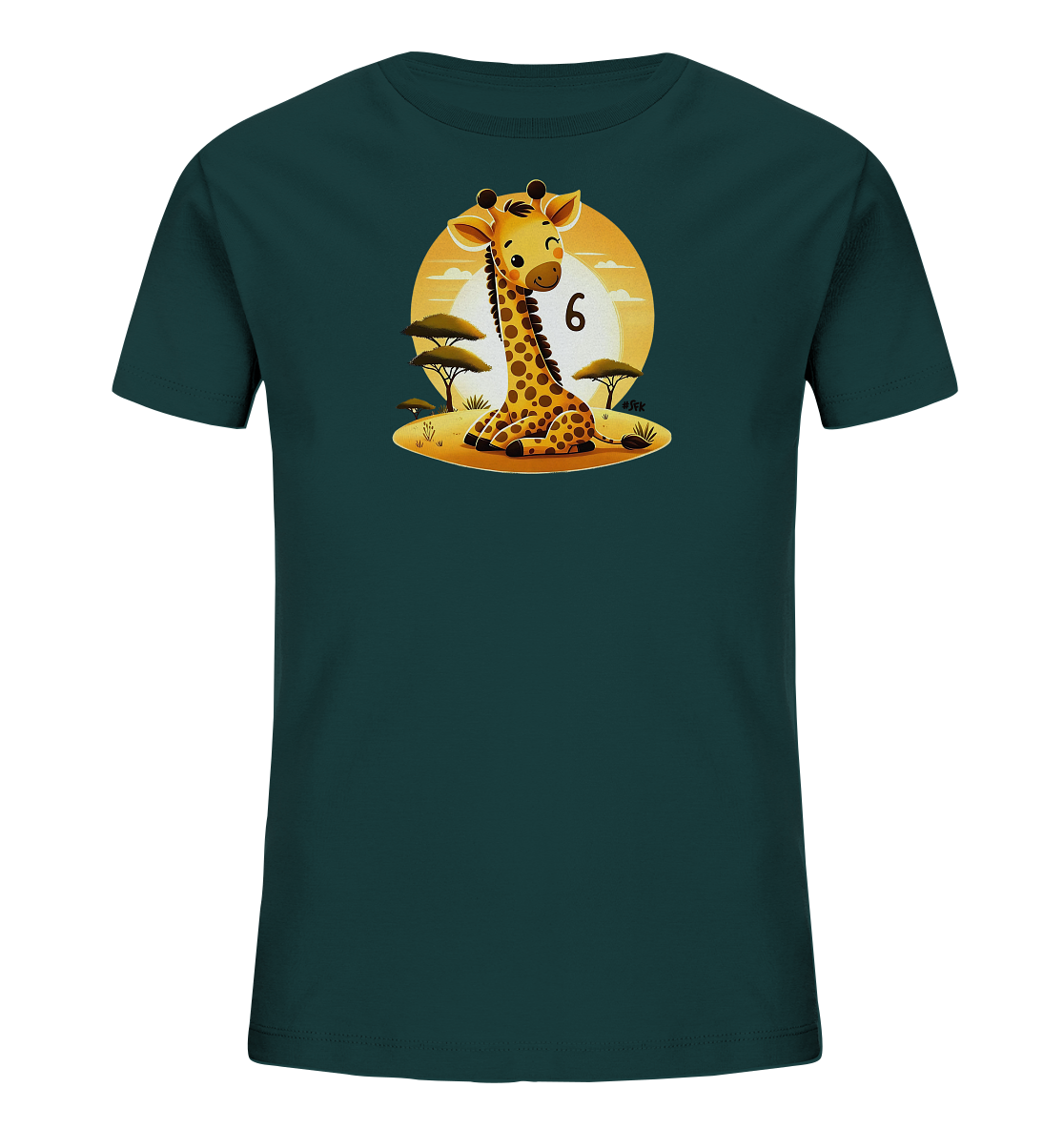 Onlineshop Shirts fuer Kinder - Das Bild zeigt ein dunkelgruenes T-Shirt fuer Kinder mit einem niedlichen Druckmotiv einer sitzenden Giraffe. Die Giraffe befindet sich vor einem grossen, leuchtenden Kreis, der eine Sonne oder einen Mond darstellt. Im Hintergrund sind stilisierten Akazienbaeume und Gras zu sehen. Die Zahl "6" ist ebenfalls in das Design integriert und im oberen Bereich des Kreises platziert.